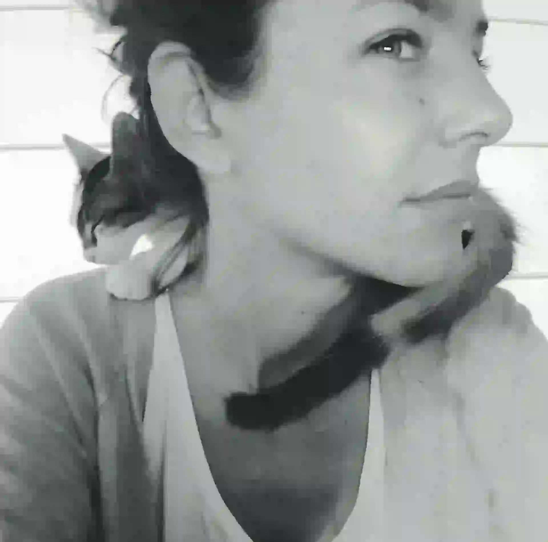 Geraldine Neumann (modelo) y su gata Cheta (1 año y medio)