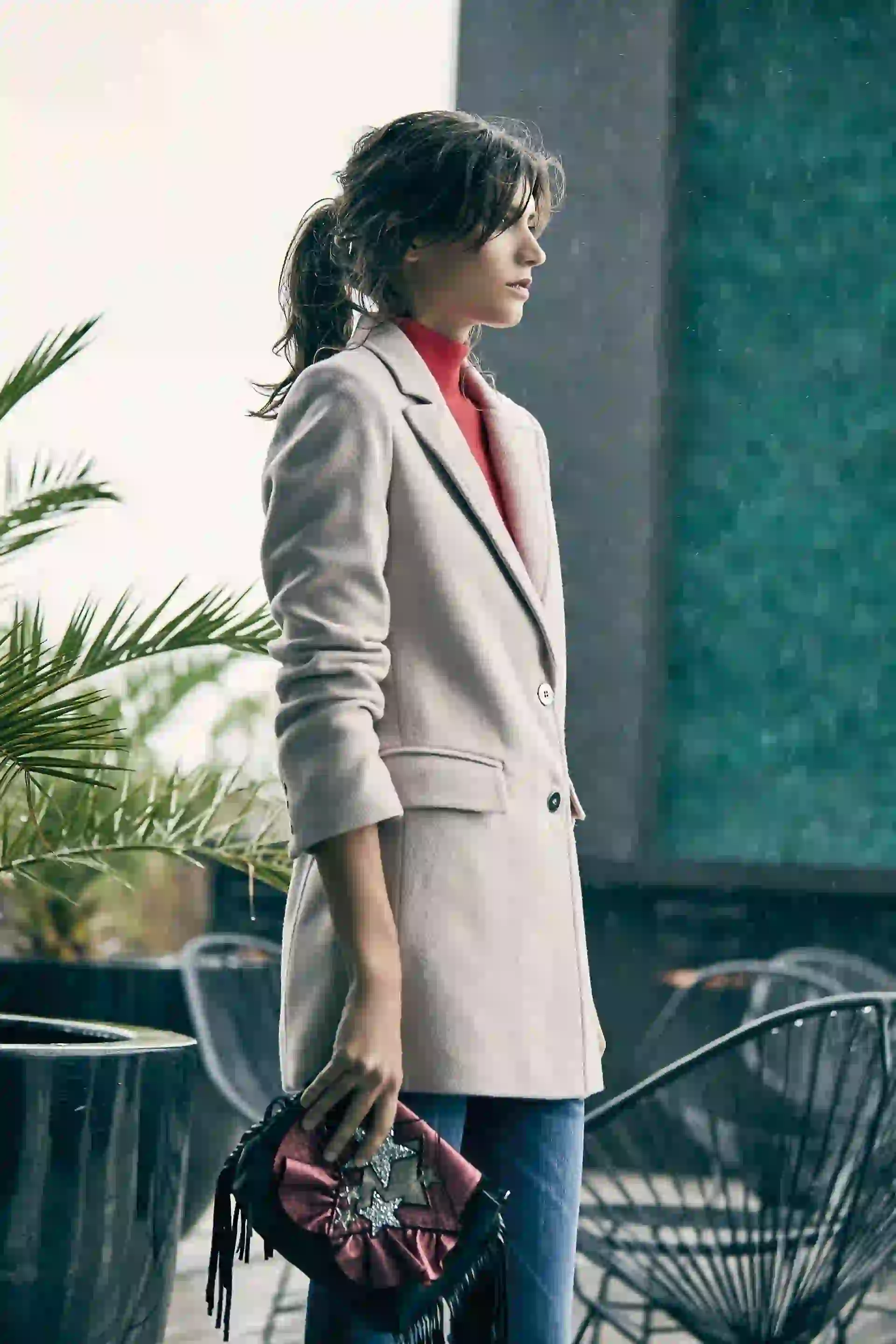 Saco de paño y suéter polera ($ 9.378 y $ 2.398, Ayres), jean chupín ($ 1.276, Scombro) y sobre con apliques ($ 2.376, Katakali). (Foto: Chino Toccalino/Para Ti)