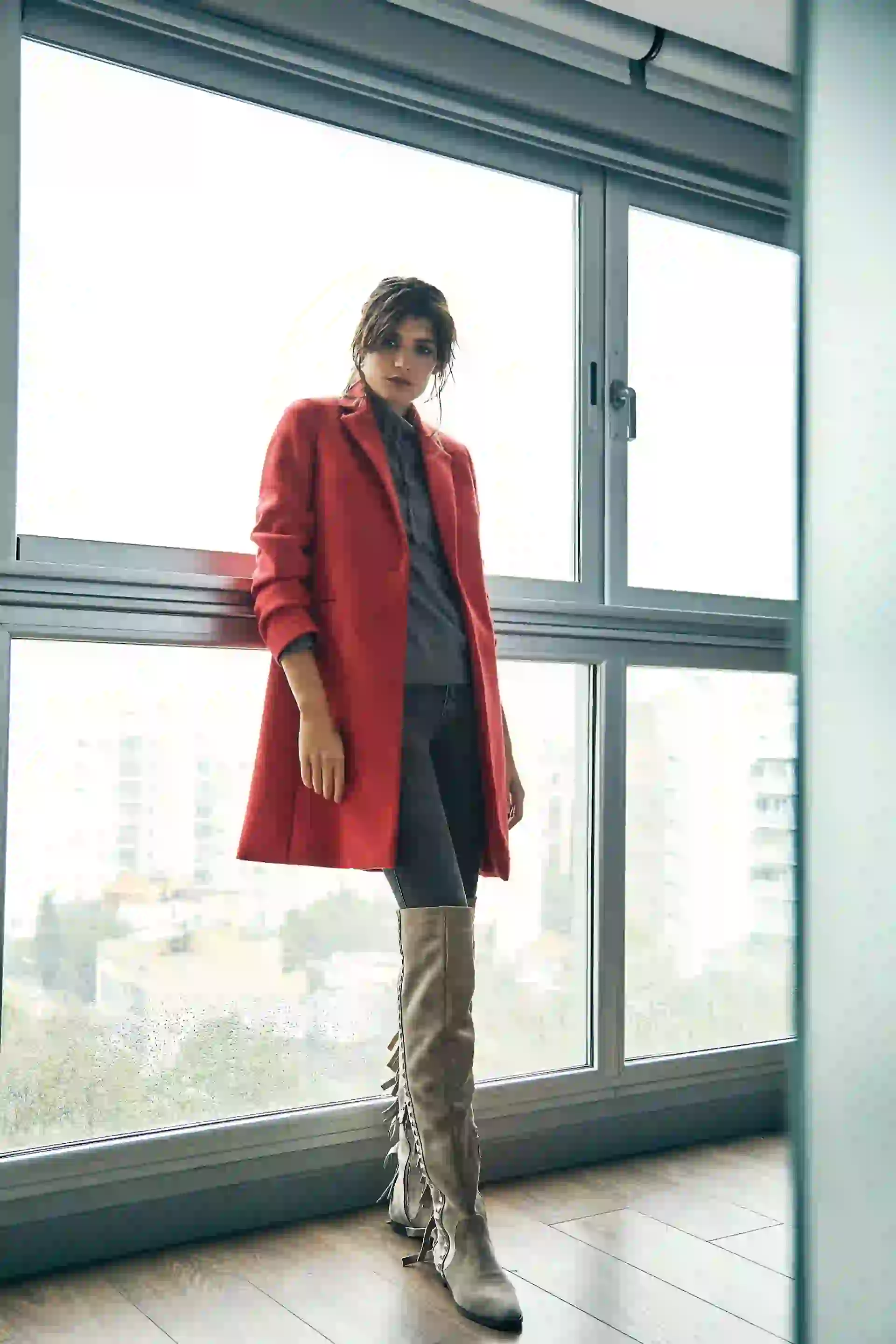 Tapado de paño 7/8 (St. Marie), suéter polera elastizado ($ 533, Ted Bodin), jean gastado (Romualda) y bucaneras de gamuza con flecos ($ 7.665, The Bag Belt). (Foto: Chino Toccalino)