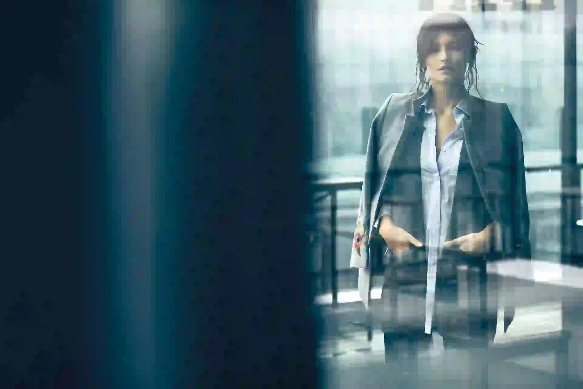 Tapado de paño ($ 6.190, Silenzio), saco con escudos bordados (Fabiola Valicenti), camisa larga con tajos laterales (St. Marie) y fuseau ($ 899, Châtelet). (Foto: Chino Toccalino)