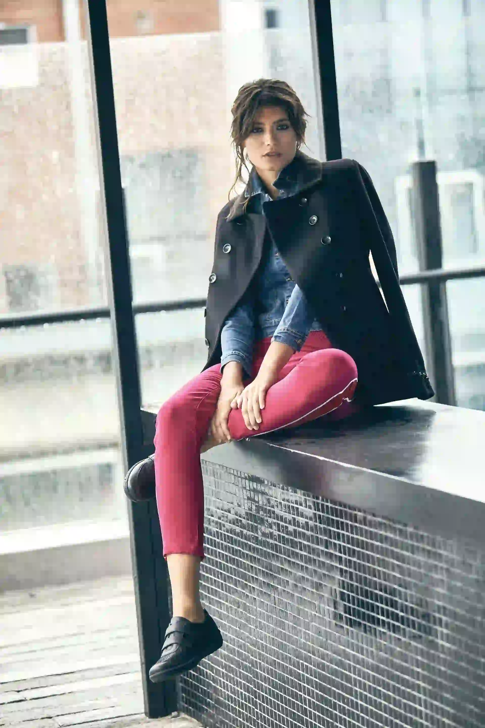 Tapado de paño cruzado ($ 2.990, Châtelet), campera de jean gastada ($ 2.574, Scombro), pantalón con recortes a contratono en los laterales ($ 2.498, Ayres) y zapatillas ($ 1.990, Stitching). (Foto: Chino Toccalino)