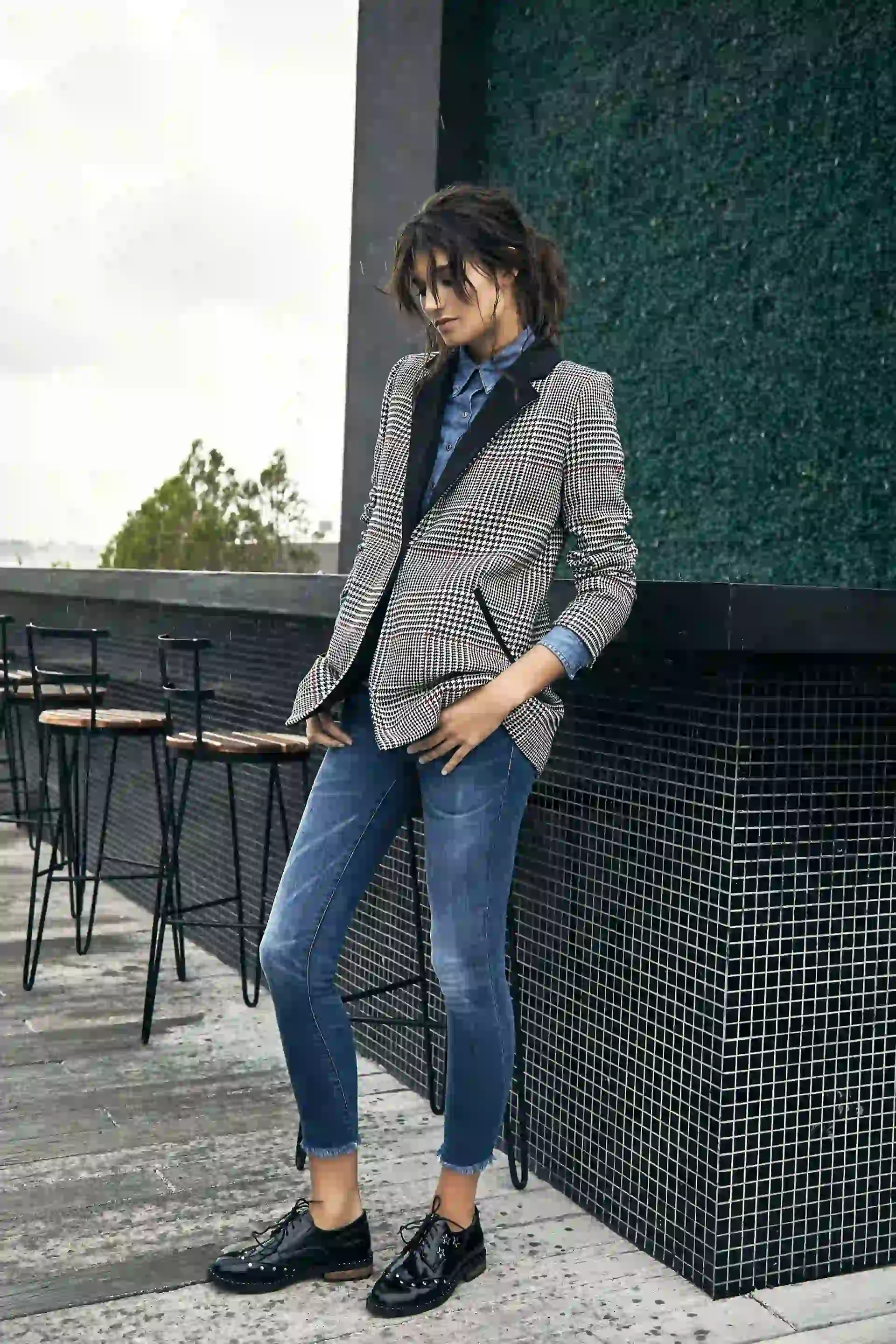 Saco Príncipe de Gales (Zhoue), camisa de jean y chupín (Riffle) y abotinados de charol ($ 2.490, Viamo).