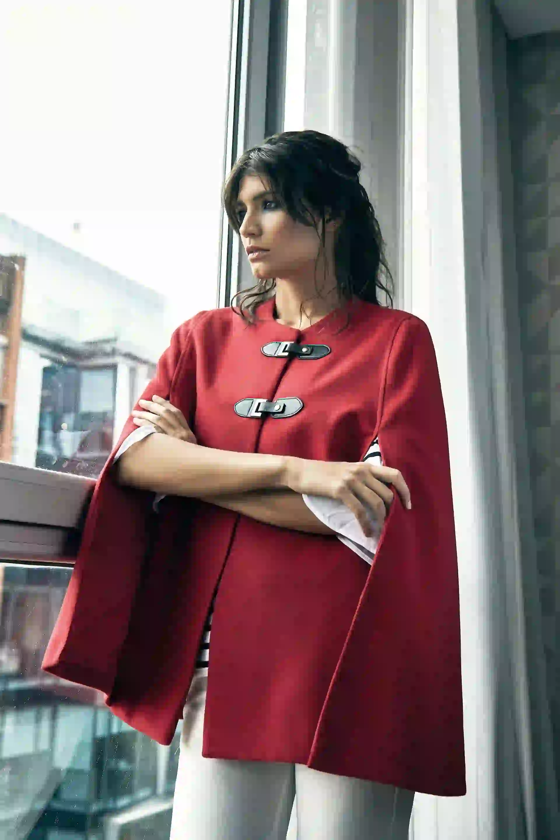 Capa de paño con alamares ($ 1.166, Etam), remera de algodón a rayas ($ 333, Ted Bodin) y pantalón al tobillo ($ 1.520, Zhoue). (Foto: Chino Toccalino/Para Ti)