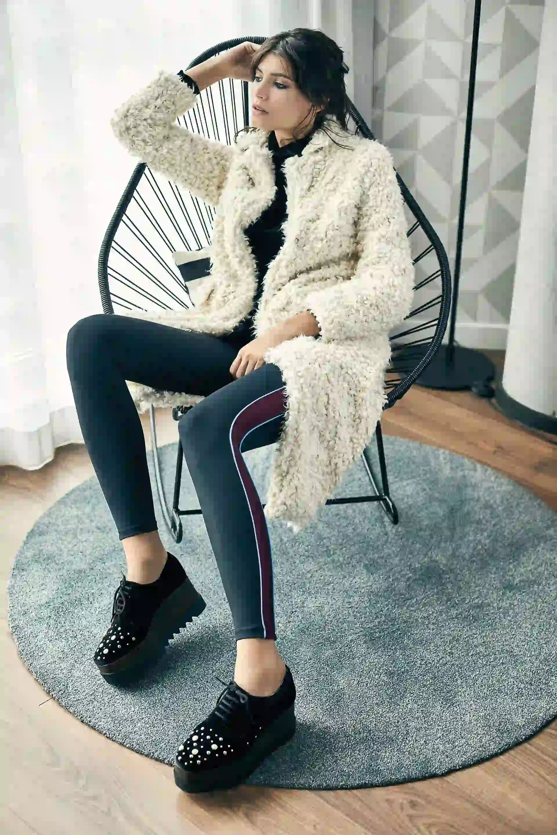 Tapado de piel sintética de cabra rizada ($ 8.498, Ayres), buzo de pana y leggings de Lycra ($ 1.490 y $ 1.990, Class Life) y abotinados con plataforma y apliques de perlas ($ 2.130, Ferli). (Foto: Chino Toccalino/Para Ti)