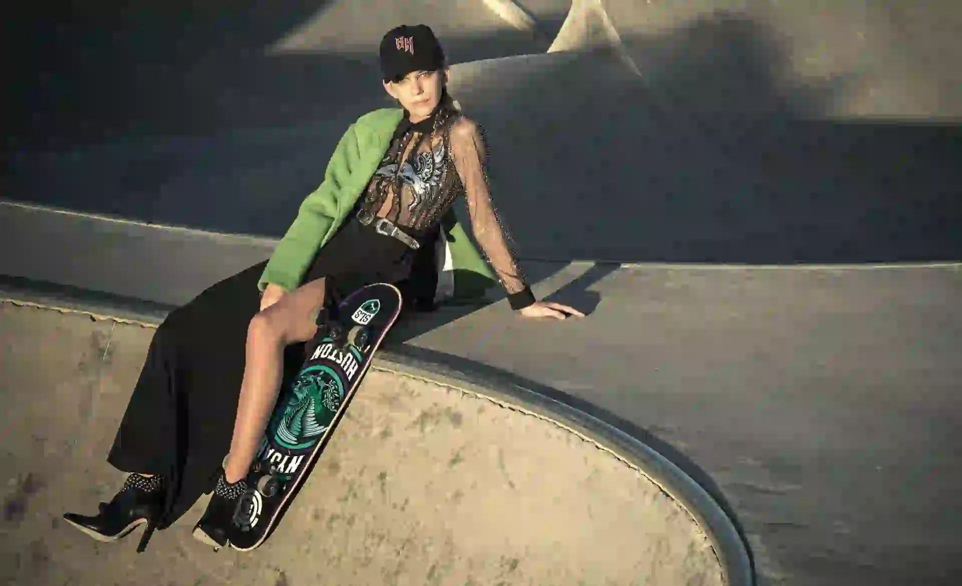 Chaqueta de paño ($ 8.680, Mishka), vestido de tul con apliques bordados y tajo ($ 28.000, Natalia Antolin), cap de gabardina ($ 1.288, Tommy Hilfiger) y botas de cuero con tachas ($ 8.250, Saverio Di Ricci).