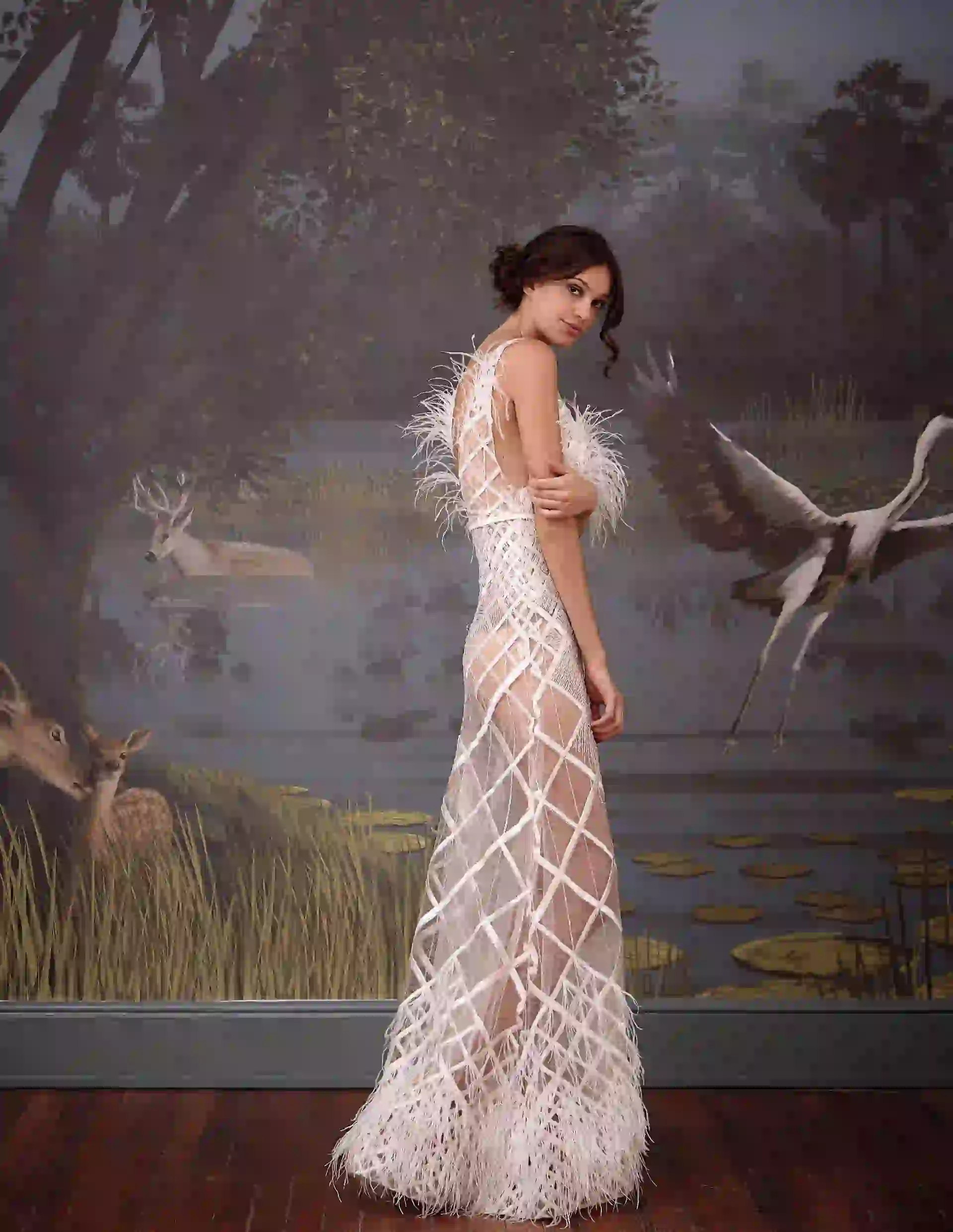  Vestido transparente con plumas (US$ 4.700, Javier Saiach).