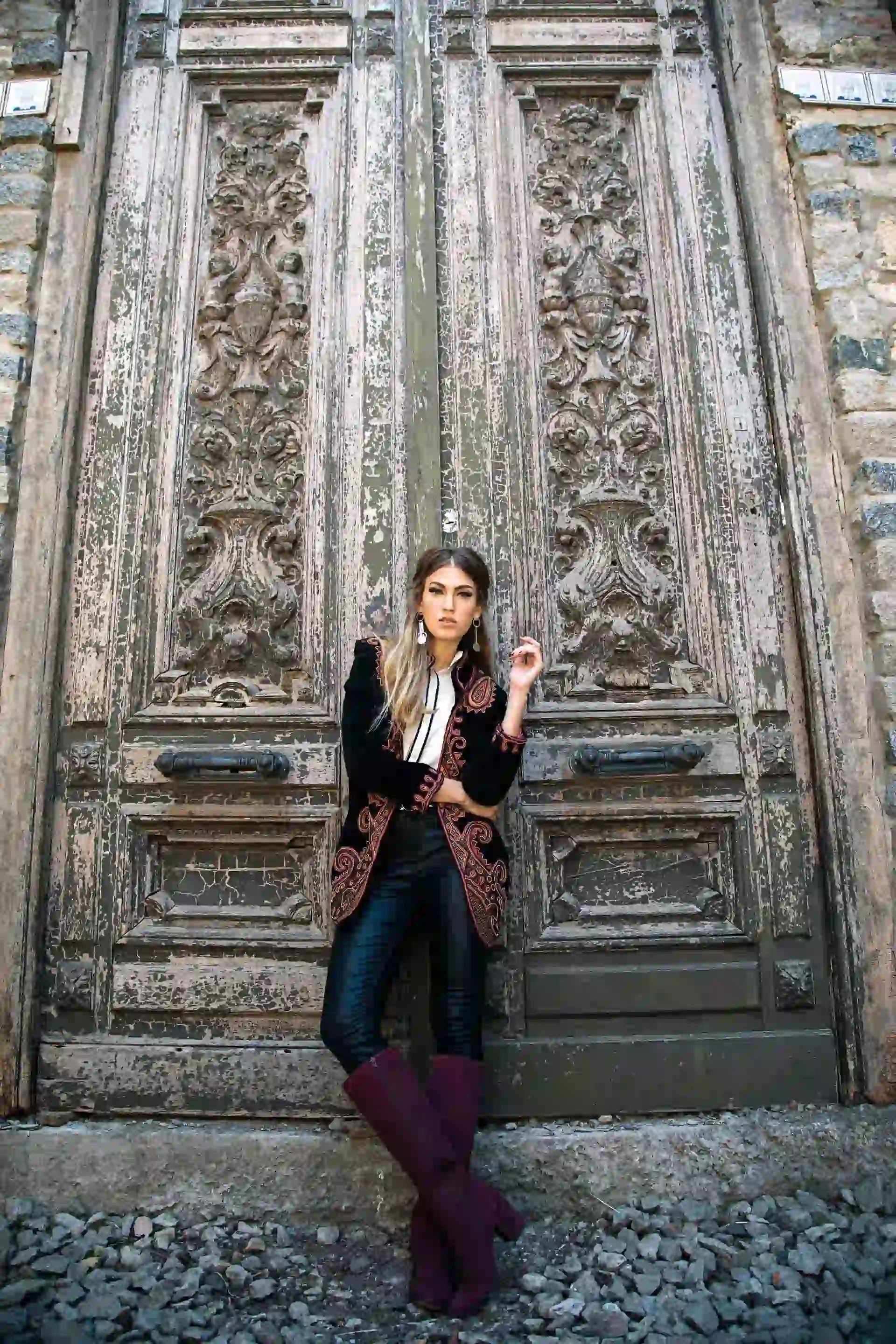 Tapado con bordado (India Style), camisa ($ 1.799, Etam), chupín engomado ($ 1.690, Koxis), cinturón ($ 1.500, Uma), botas altas ($ 4.500, Aldo para Grimoldi) y aros ($ 898, Ayres).