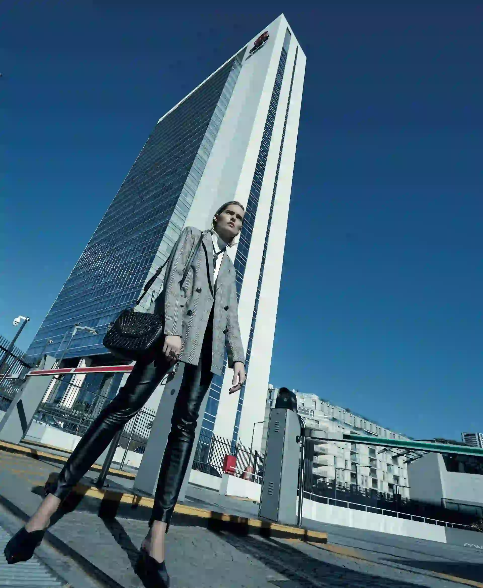  Blazer cruzado (Basement), polera de lana (Carmela Achaval), pantalón con pinzas ($ 2.390, Allô Martínez), zuecos ($ 2.500, a pie), cartera con tachas ($ 1.390, XL Extra Large) y collar ($ 450, CuatroMusas).