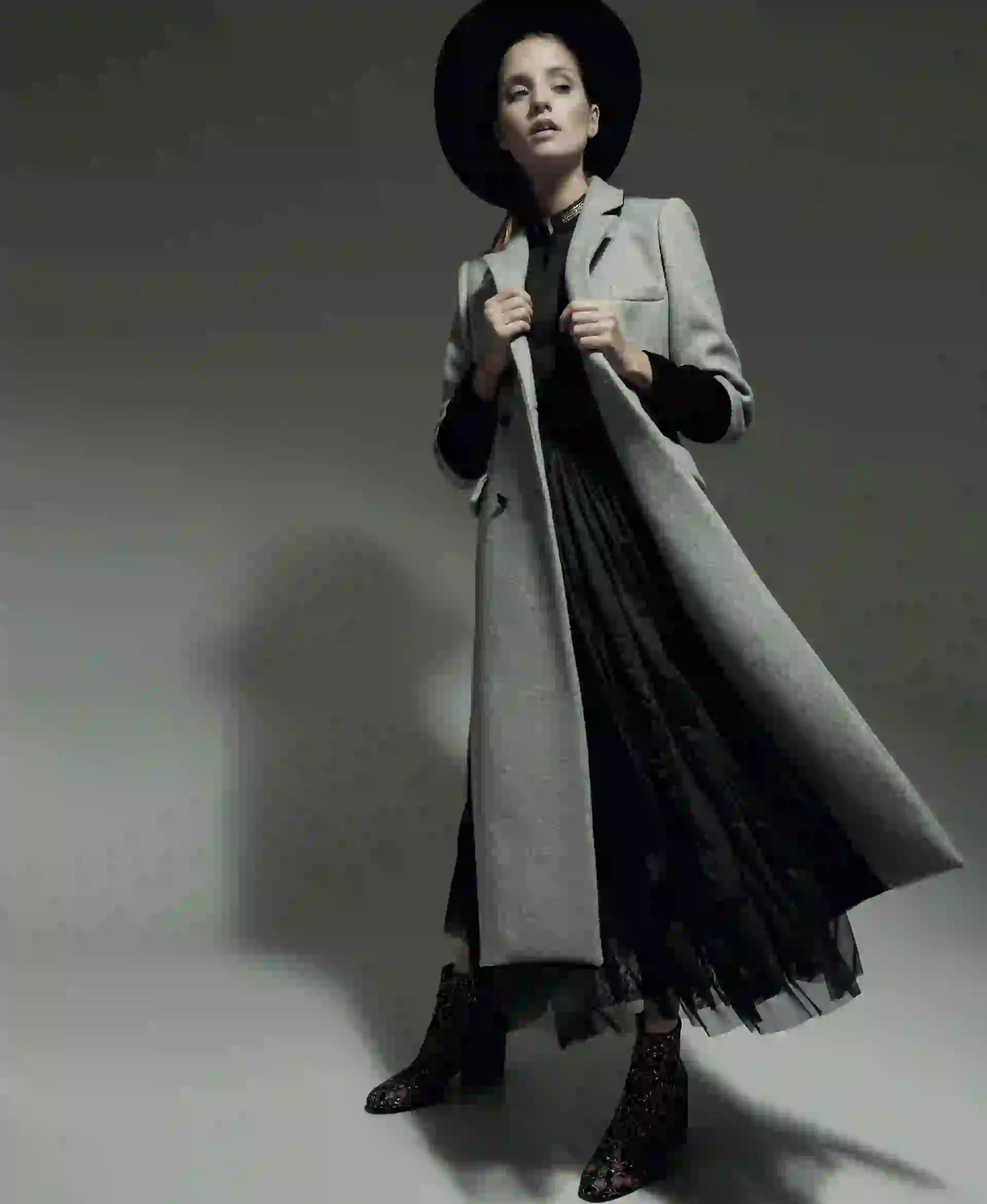 Maxitapado con mangas combinadas ($ 7.200, Clara), blusa con detalles de tachas ($ 2.140, Markova), falda de tul ($ 3.045, La Cofradía), botitas bordadas ($ 3.890, Blaquè) y sombrero ($ 2.100, Compañía de Sombreros).