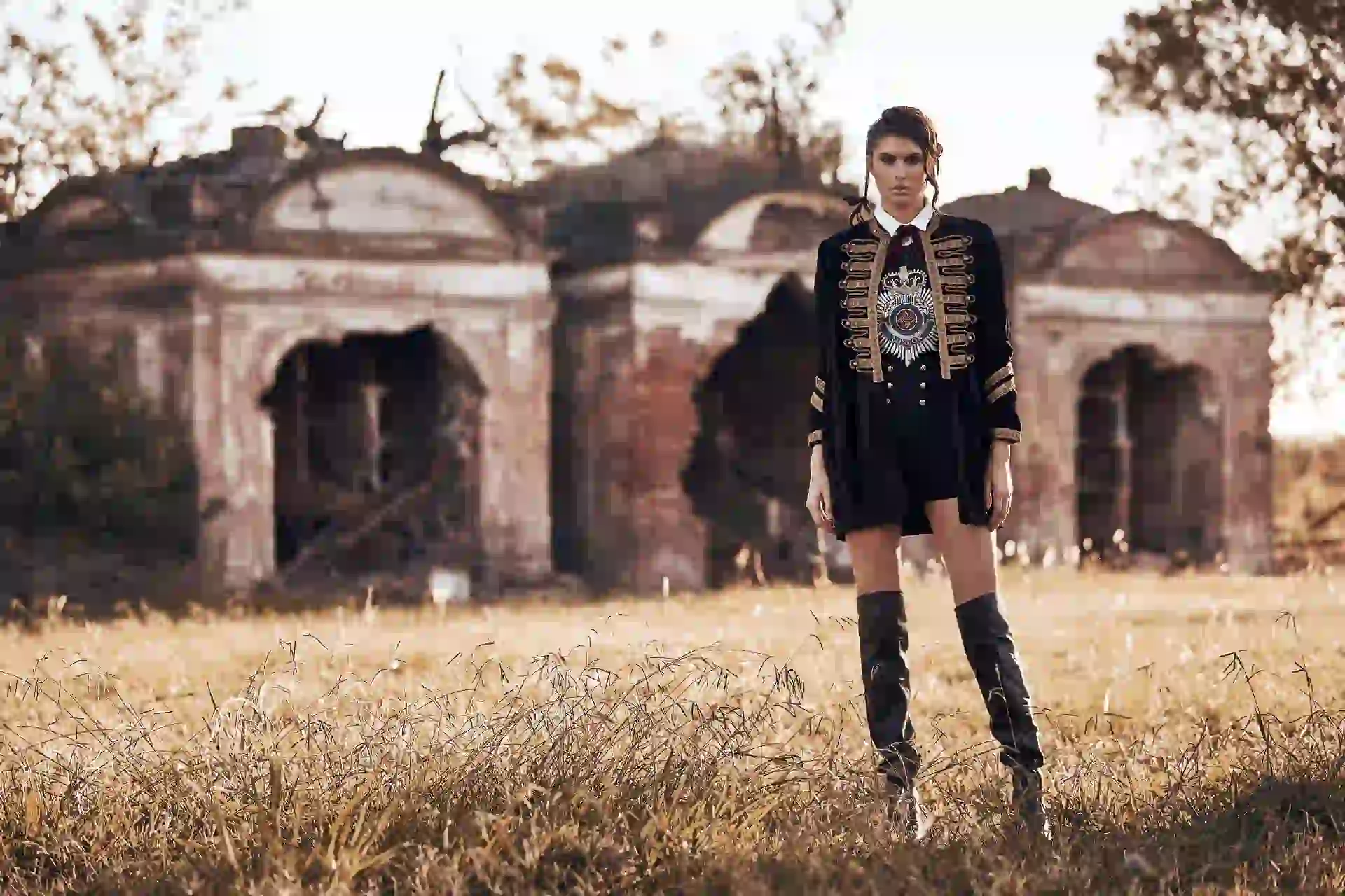 Tapado de terciopelo ($ 10.900, Rapsodia), camisa de seda ($ 2.250, Tucci), mono bordado ($ 3.600, China by Antolin), lazo de terciopelo ($ 450, Uma) y bucaneras ($ 2.900, Batistella).