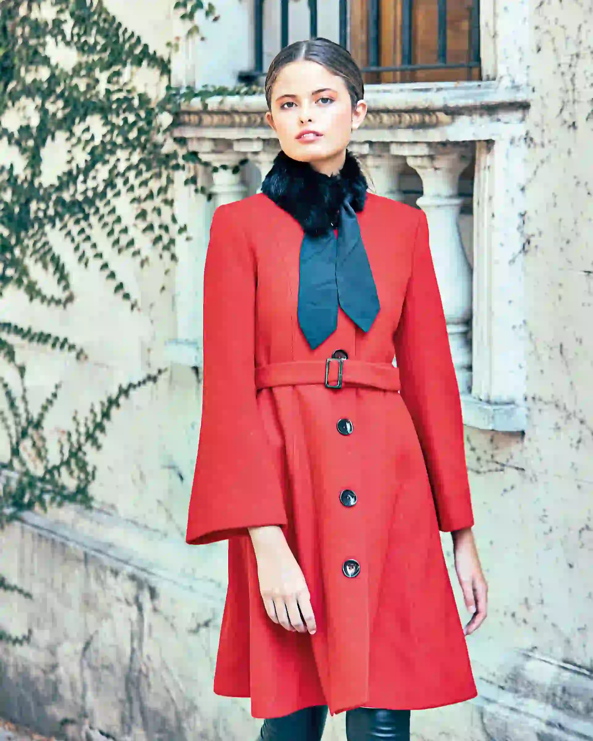 Pantalón de cuerina ($ 1.690, Ríe), tapado de paño y cuello de piel sintética ($ 8.990 y $ 1.590, Las Pepas). (Foto: Juan Manuel Rodríguez/ Para Ti)