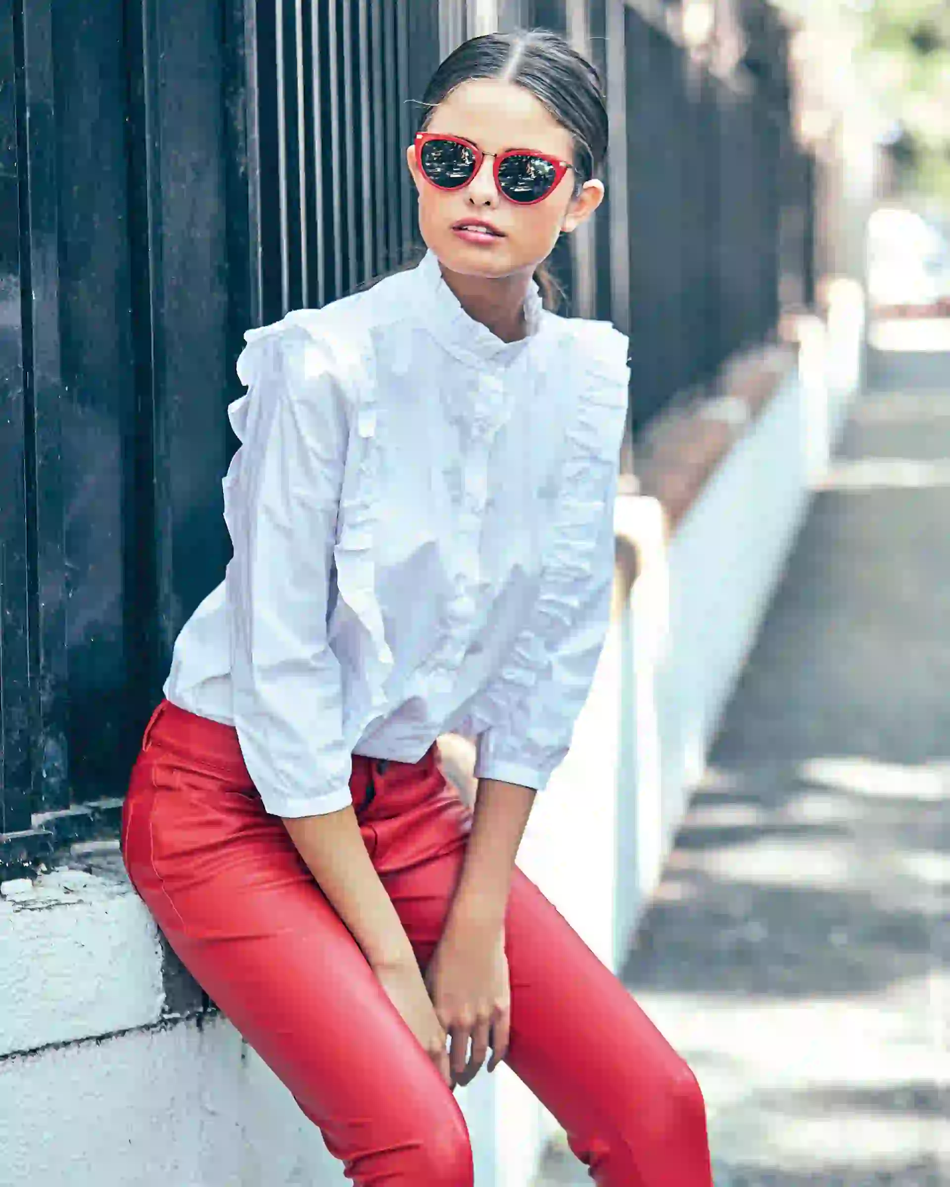 Camisa con volados ($ 1.299, Yagmour), pantalón de cuerina ($ 2.600, Kosiuko) y anteojos de sol ($ 2.985, AY Not Dead).  (Foto: Juan Manuel Rodríguez/ Para Ti)