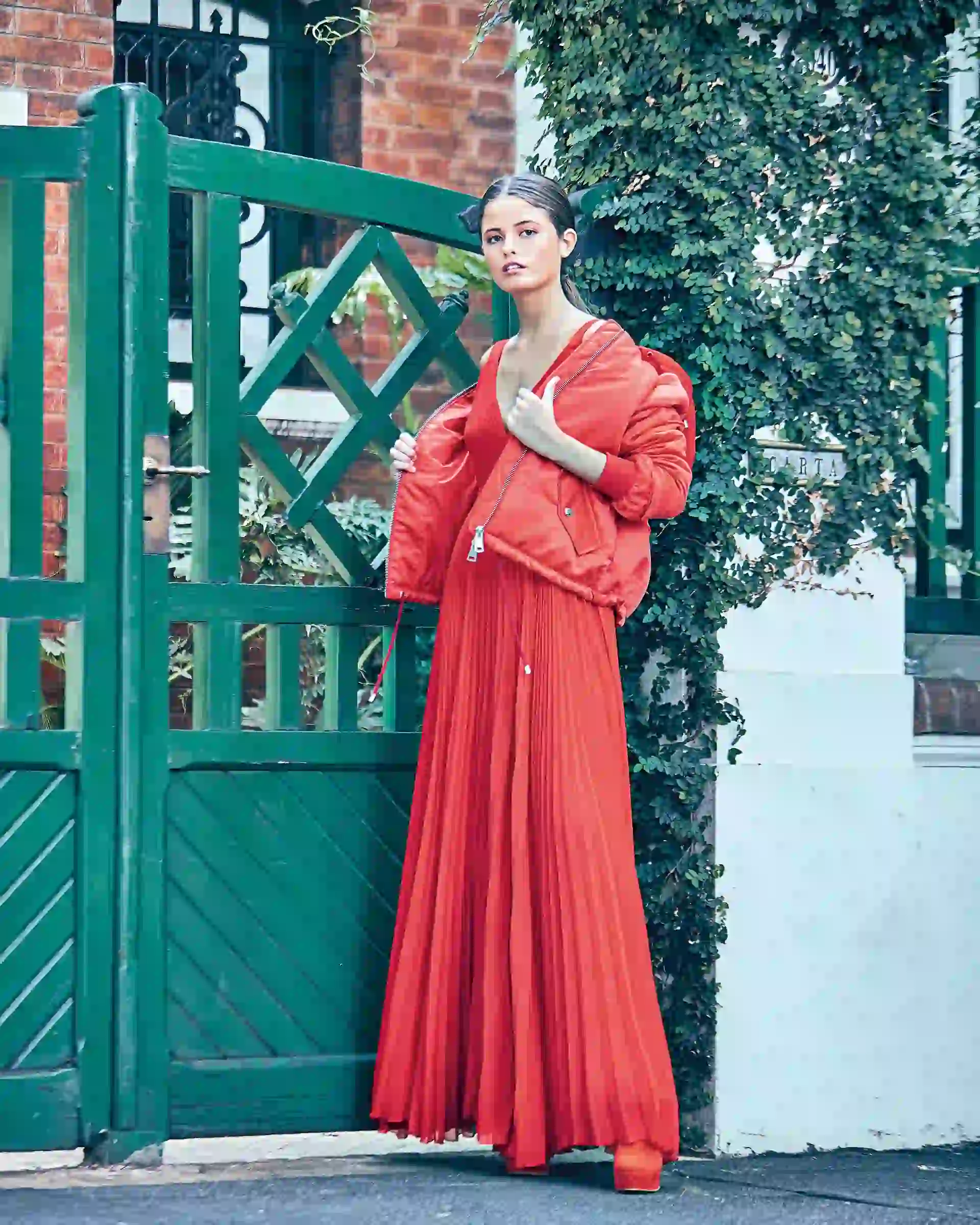 Vestido largo plisado (aprox. $ 9.500, Allô Martínez), campera inflable ($ 2.499, Yagmour) y botinetas de gamuza ($ 6.880, The Bag Belt). (Foto: Juan Manuel Rodríguez/ Para Ti)