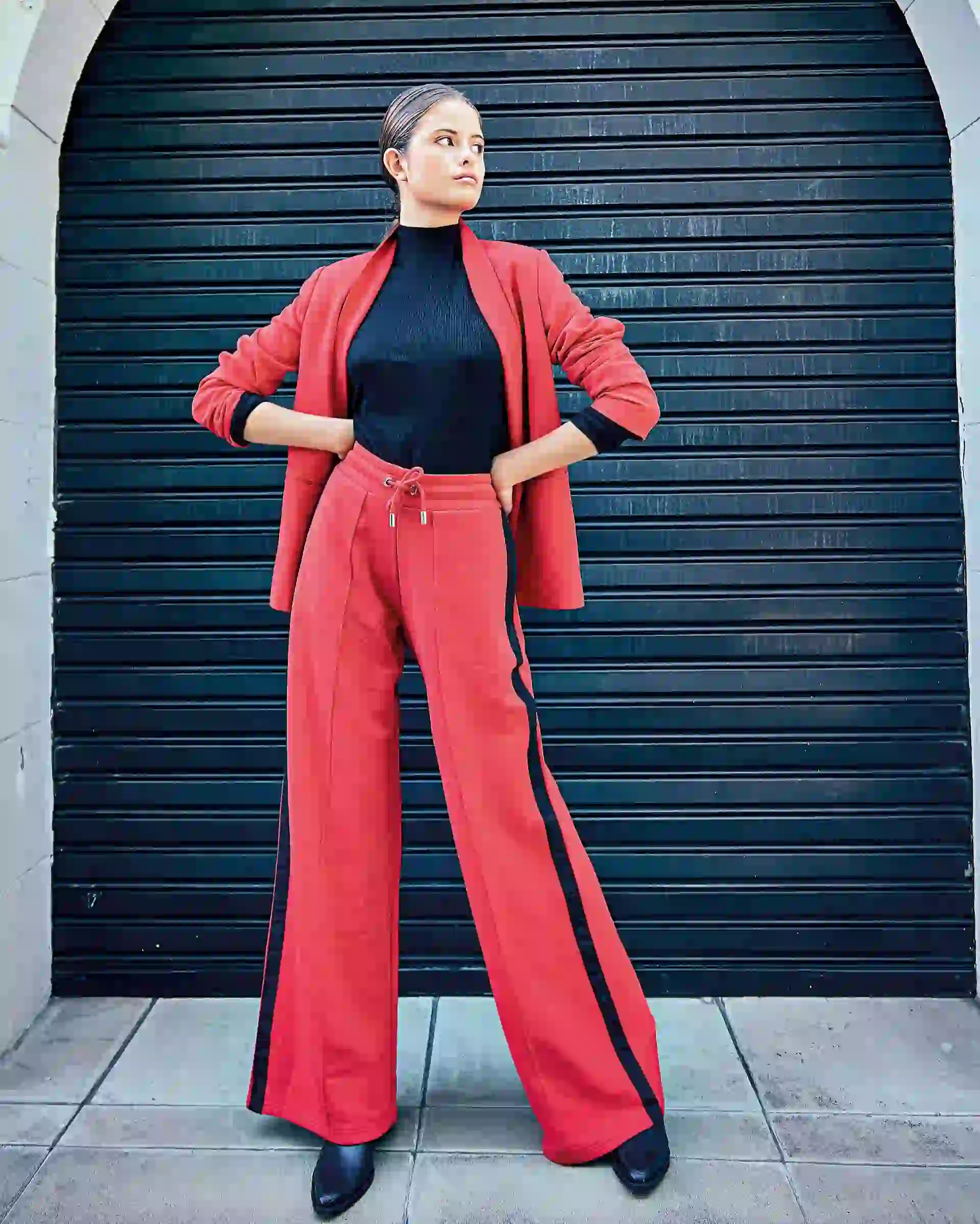 Polera ($ 450, Inversa), blazer (Yagmour), pantalón ($ 3.978, TommyXGigi de Tommy Hilfiger) y botas con taco espejo ($ 3.400, Hush Puppies). Foto: Juan Manuel Rodríguez/ Para Ti