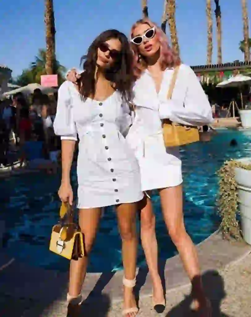 Emily Ratajkowski y Elsa Hosk ambas de blanco vestidas por Revolve