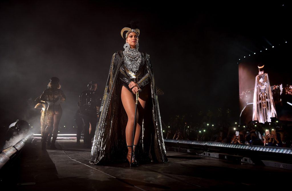 Beyoncé sobre el escenario con un look de Balmain con remiscencias a una diosa egipcia