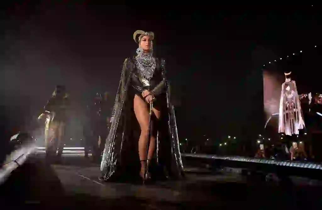 Beyoncé sobre el escenario con un look de Balmain con remiscencias a una diosa egipcia