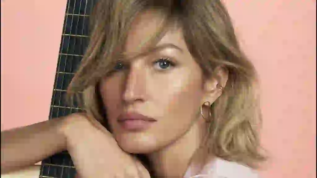 Gisele Bundchen pose pour la campagne publicitaire de "Bossa Nova". Sao Paulo, le 10 avril 2018. Gisele Bundchen trades in her normally long blonde tresses for a wavy bob! Named the face of Brazilian jeweler Vivara, the 37-year-old wears a short haircut in the ëBossa Novaí 2018 campaign.