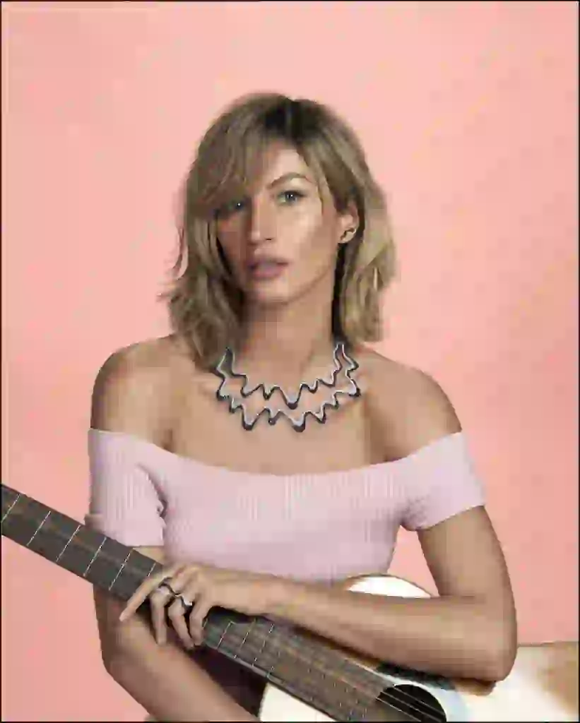 Gisele Bundchen pose pour la campagne publicitaire de "Bossa Nova". Sao Paulo, le 10 avril 2018. Gisele Bundchen trades in her normally long blonde tresses for a wavy bob! Named the face of Brazilian jeweler Vivara, the 37-year-old wears a short haircut in the ëBossa Novaí 2018 campaign.