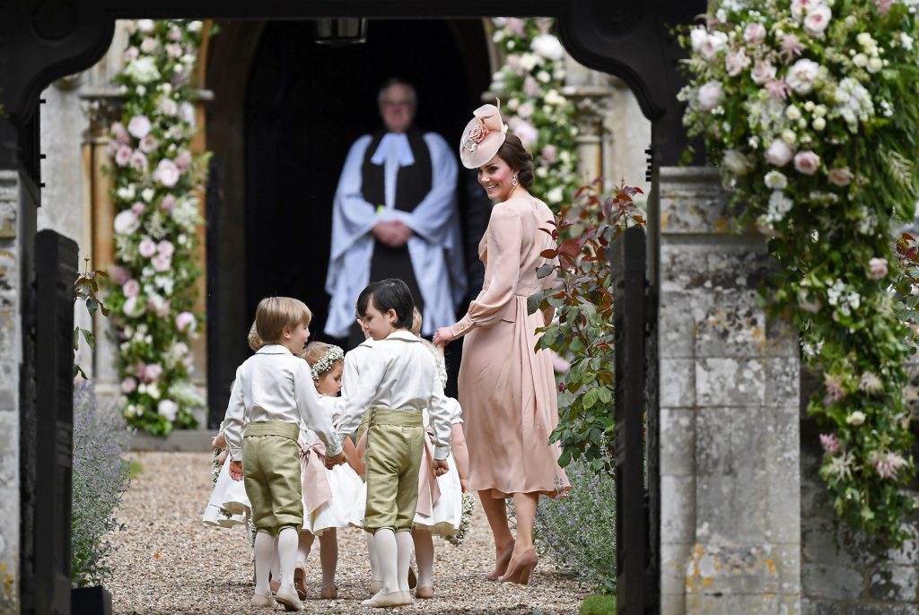 Kate, lució un vestido rosa pálido inglés muy característico (REUTERS)