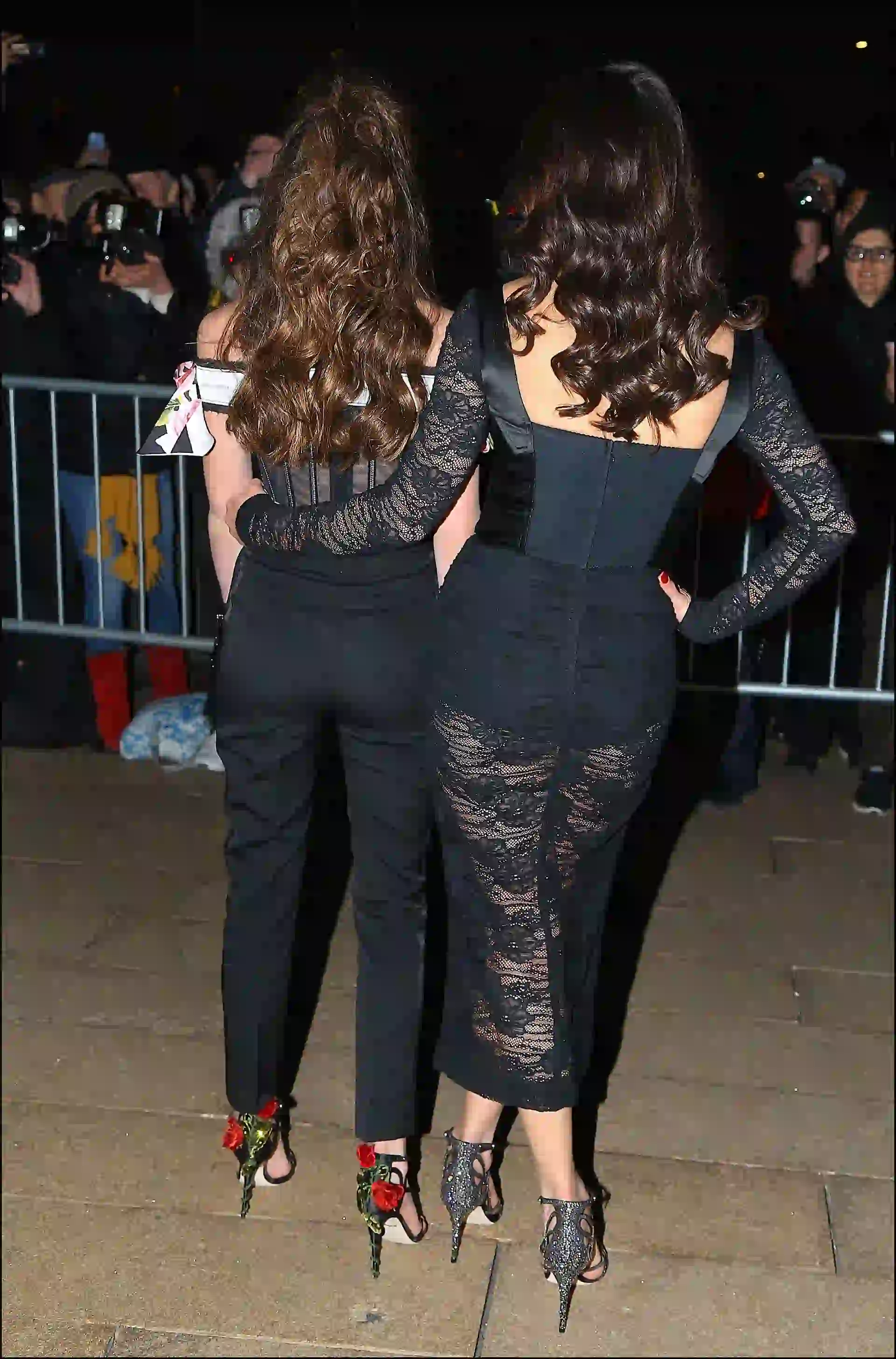 Catherine optó por un vestido al cuerpo negro con detalles de cuero y transparencias en mangas y piernas.