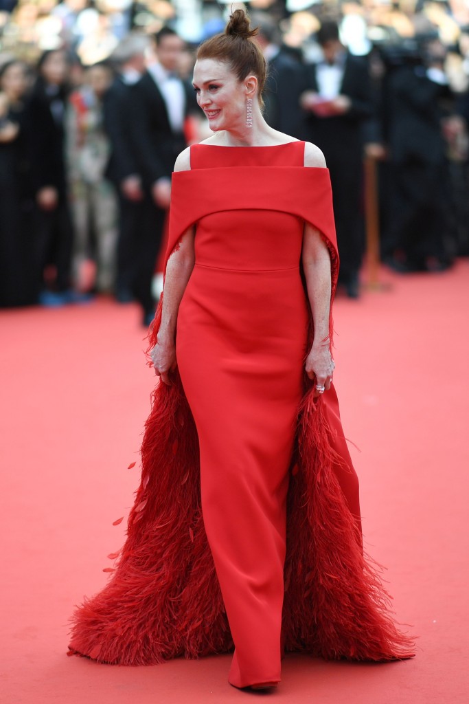 US actress Julianne Moore arrives on May 8, 2018 for the screening of the film "Todos Lo Saben (Everybody Knows)" and the opening ceremony of the 71st edition of the Cannes Film Festival in Cannes, southern France. / AFP PHOTO / LOIC VENANCE