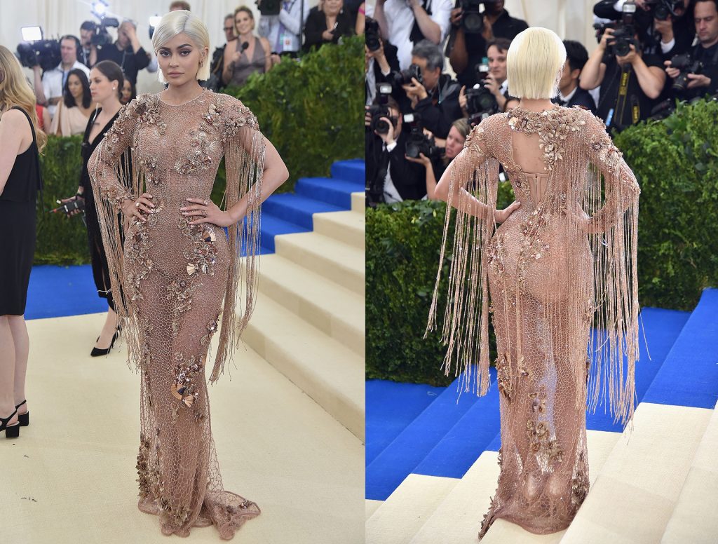 Kylie Jenner con un vestido de Atelier Versace con detalles florales superpuestos y flecos de cristales de Swaroski.