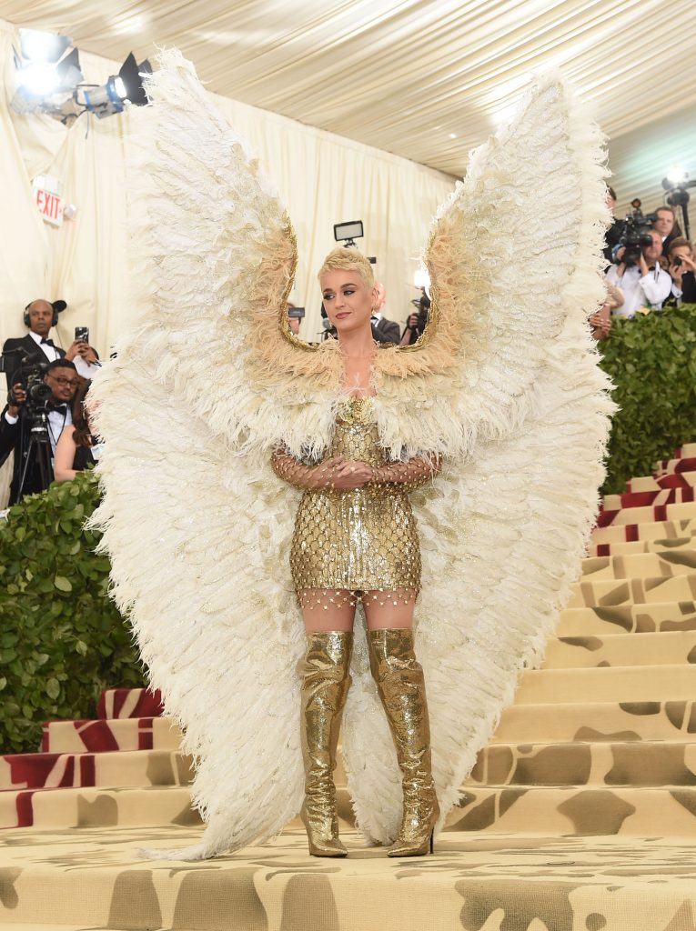 Katy Perry emulando un ángel la más comentada de la gala