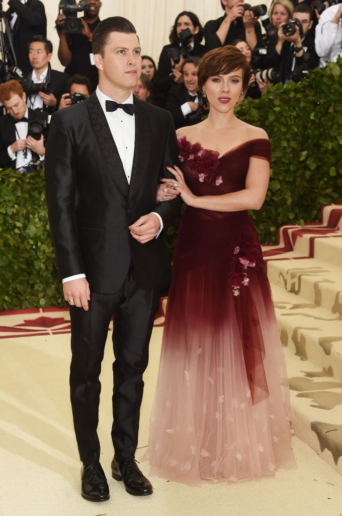 Colin Jost y Scarlett Johansson (AFP)