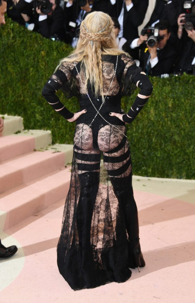 Madonna fue una de las celebrities más criticadas por su estilismo en la pasada gala MET 2016. Acudió con un vestido negro de encaje Y transparencias que dejaban ver su silueta. Un diseño de Givenchy, una apuesta osada que marcó la noche