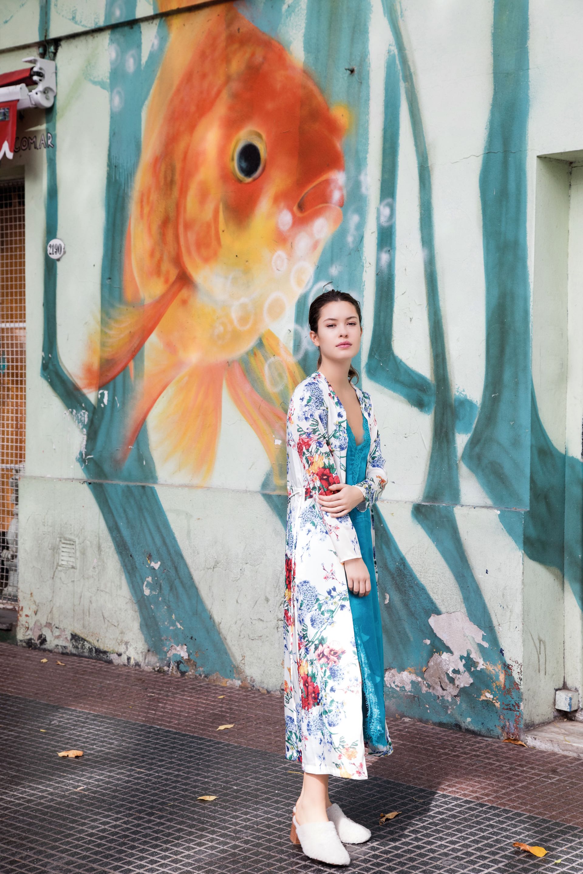  Kimono estampado ($ 1.690, Basement), vestido de seda ($ 4.600, Rapsodia) y zuecos con peluche ($ 4.900, Vitamina). (Fotos: Fernando Venegas/ Para Ti)