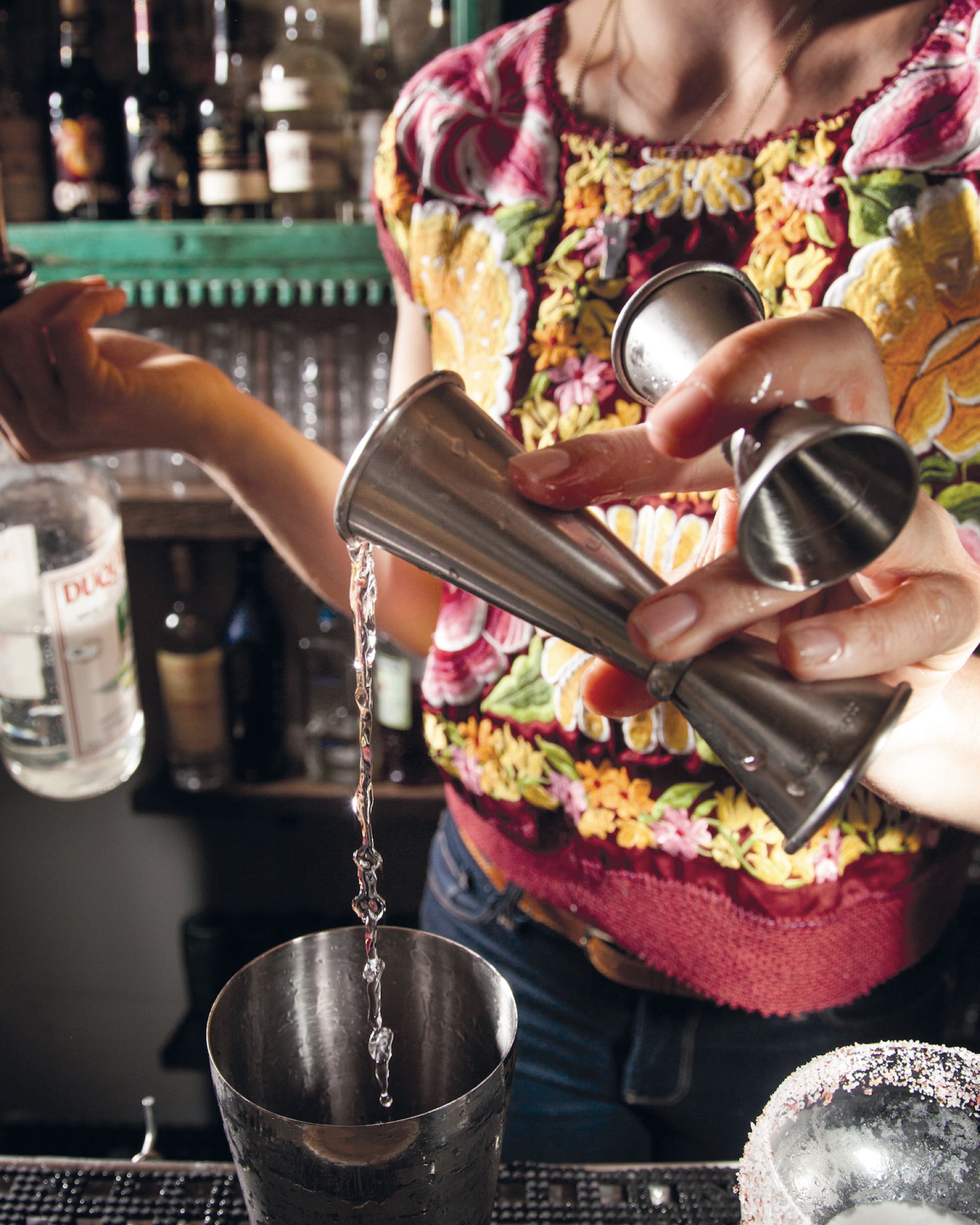 “Si tenés sólo una noche no vas a tomar cognac sin o tequila o ron, destilados de Latinoamérica, un lugar vivo y apasionante”. Su bar en NY, Leye nda, rinde tributo a esta par te del mundo.