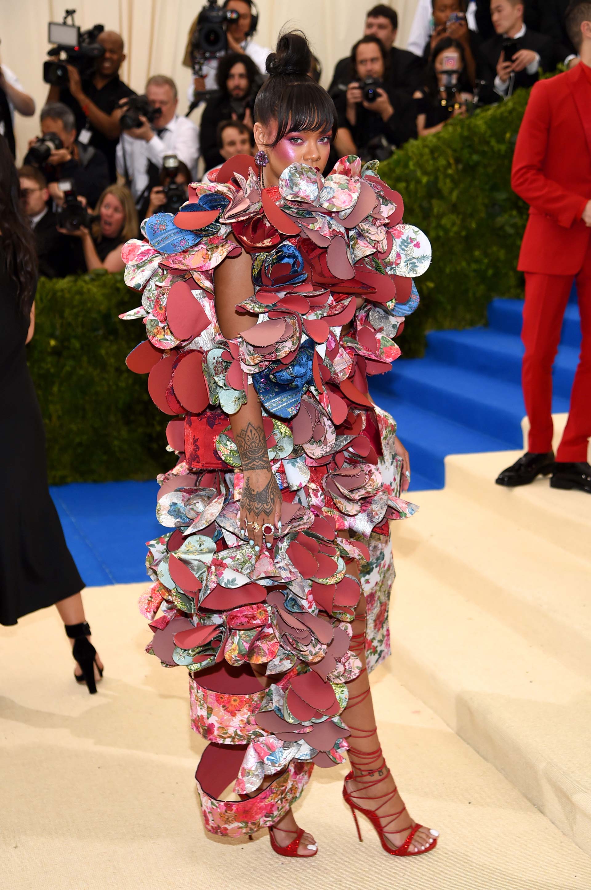  Rihanna con un espectacular vestido de Comme des Garçons. Complementó el look con joyas de Chopard de la línea que ella misma codiseñó: 