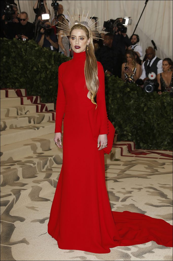 Amber Heard -lady in red- por Carolina Herrera