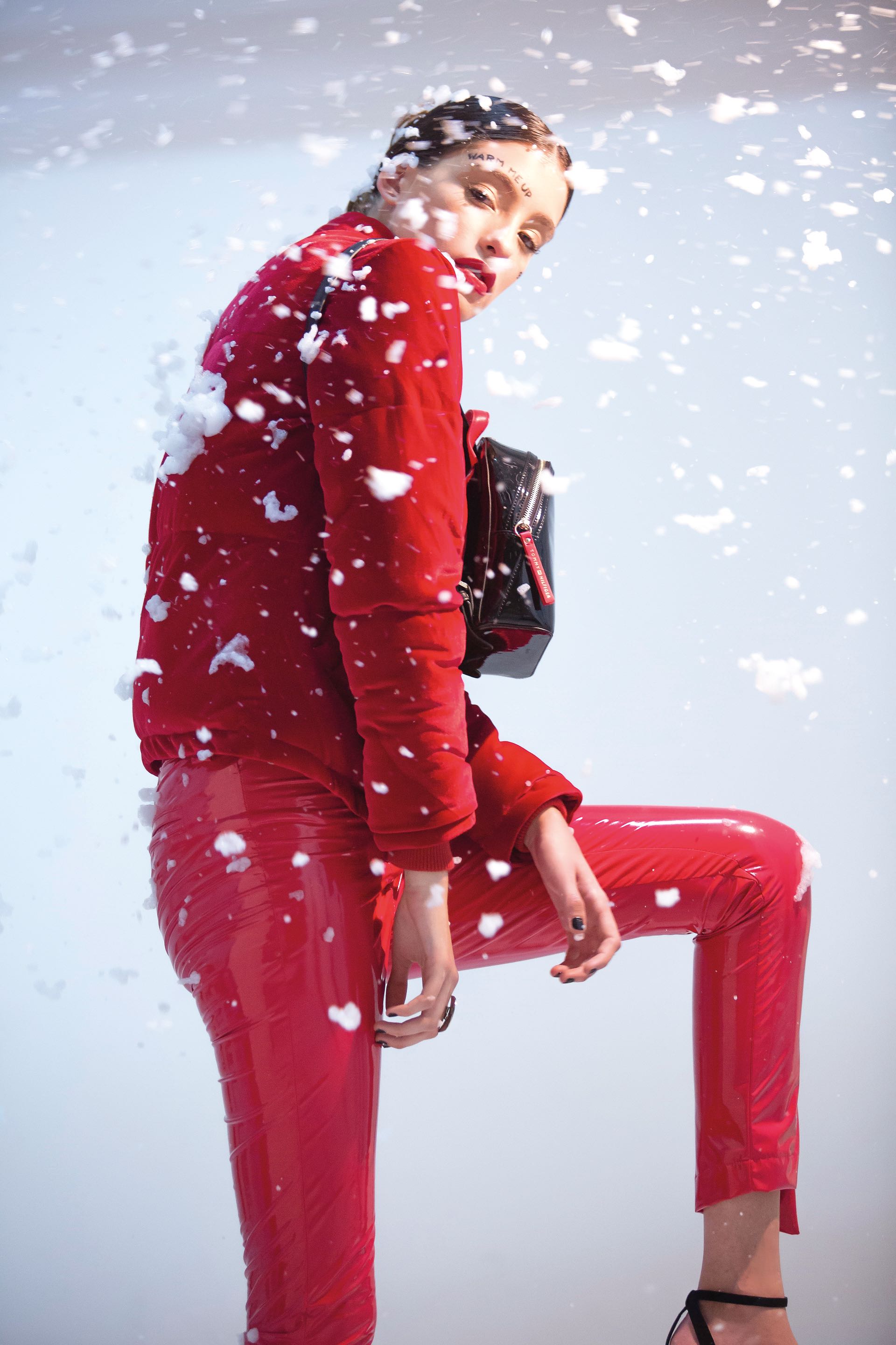 Campera de terciopelo ($ 3.700, Tucci), pantalón de vinilo (Allô Martínez), sandalias ($ 1.500, Aldo para Grimoldi) y mochila ($ 2.926, TommyxGigi de Tommy Hilfiger). (Foto: Osky Sorairez/ Para Ti)