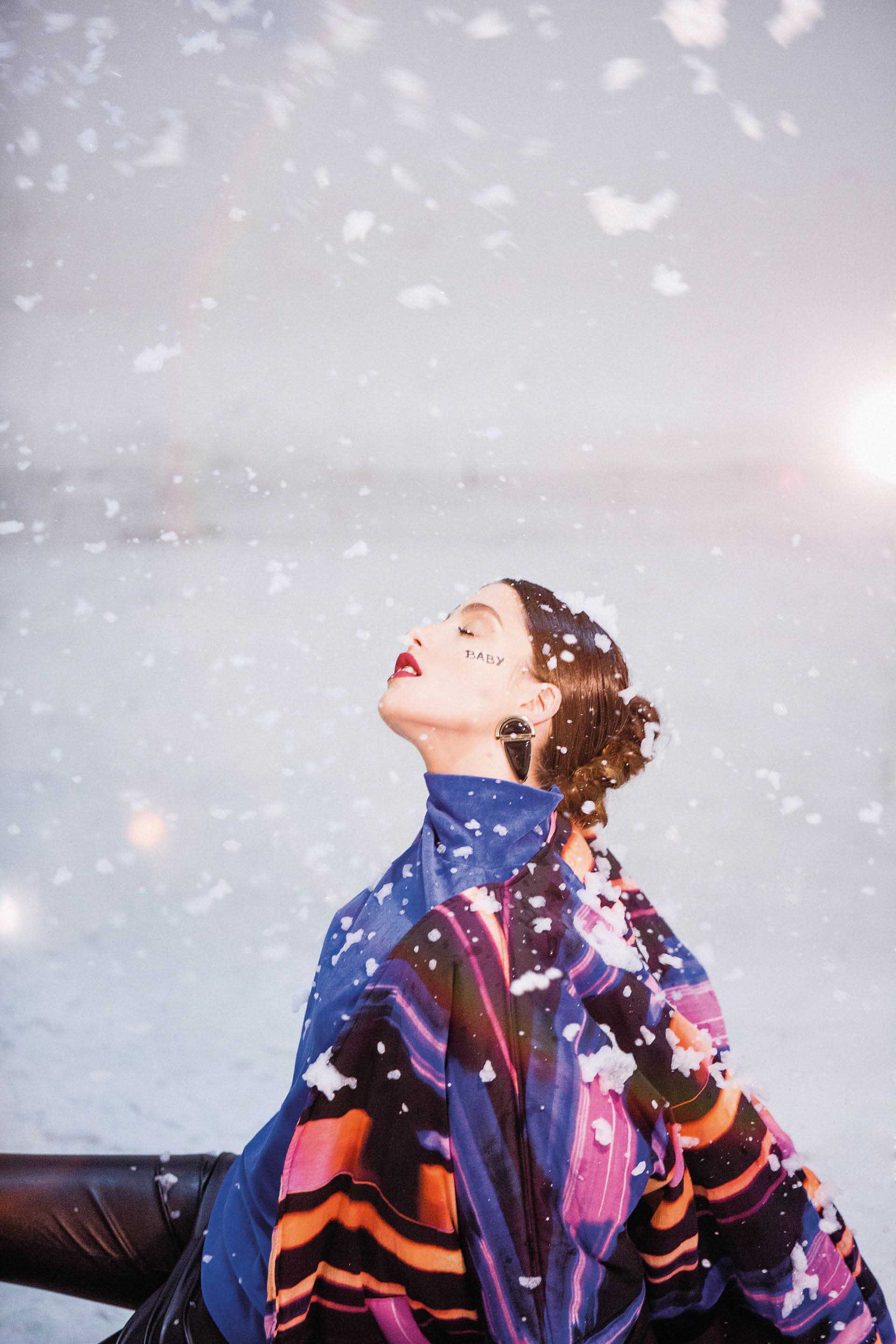 Campera multicolor ($ 7.990, Trosman), leggings de cuero ($ 2.996, Giesso), polera ($ 1.490, Class Life) y aros (Pérez Sanz). (Foto: Osky Sorairez/ Para Ti)