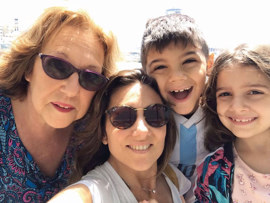Siempre juntos: Verónica con su mamá y sus hijos, Agustín (8) y Lucía (7), viviendo su propio desafío mundial.