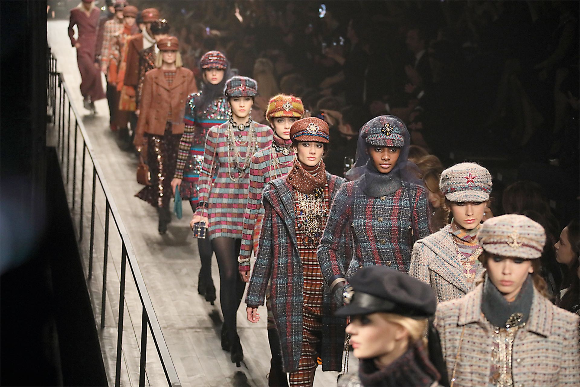 Las modelos marchan en el desfile Maisons d’art de Chanel en Moscú, de inspiración mundialista.