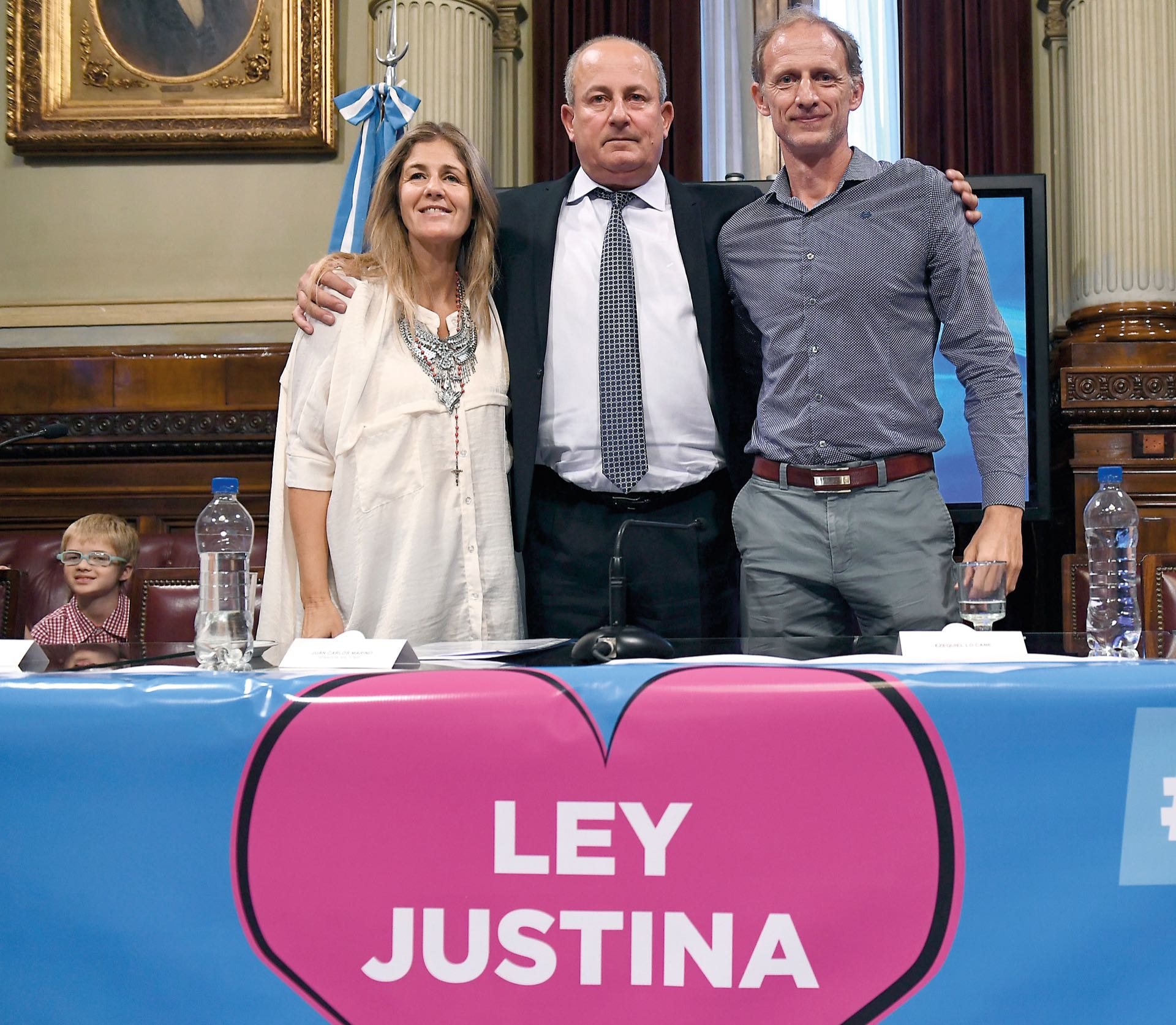 Paola y Ezequiel, los padres de Justina Lo Cane junto al senador Juan Carlos Marino, impulsores de la Ley Justina, por la cual todos somos donantes a no ser que expresemos lo contrario.