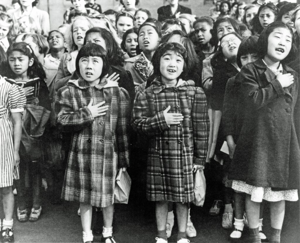 Ciudadanos de descendencia japonesa son vacunados y registrados para ser deportados hacia un centro de la War Relocation Authority (San Francisco, California, abril de 1942)
