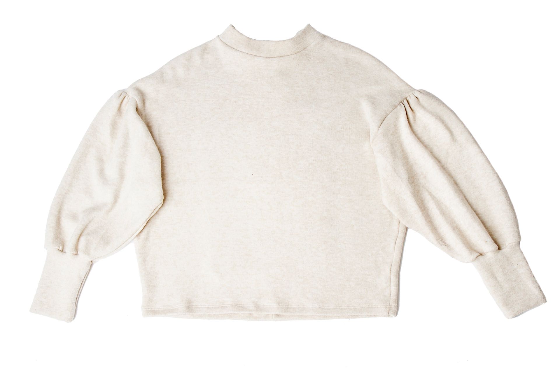 Suéter tejido con puño ancho ($ 695, Koxis).