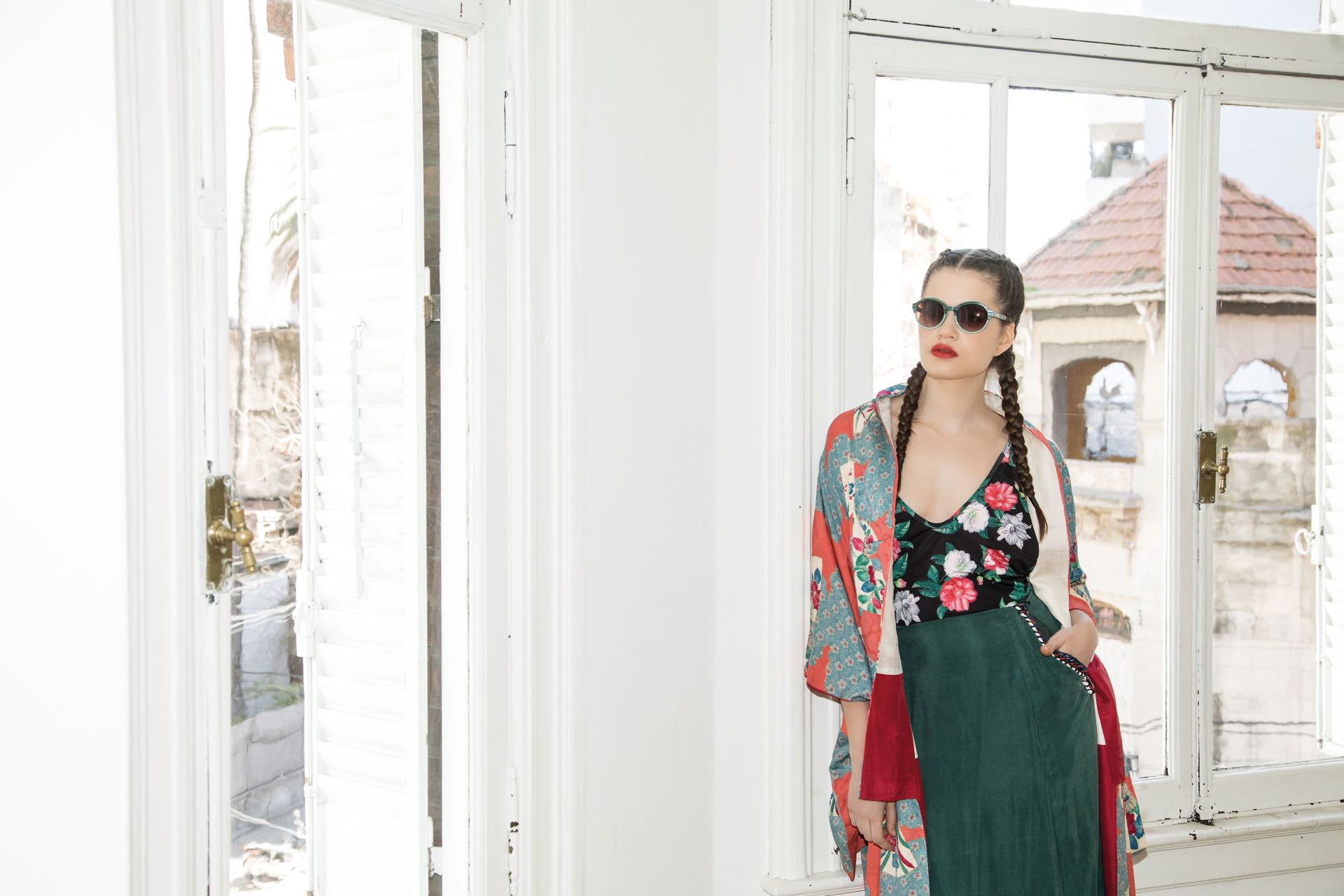Kimono estampado y pollera larga de seda (Anushka Elliot), traje de baño estampado ($ 1.849, Luz de Mar) y anteojos de sol (Ranieri para Ossira). (Foto: Fernando Venegas/ Para Ti)
