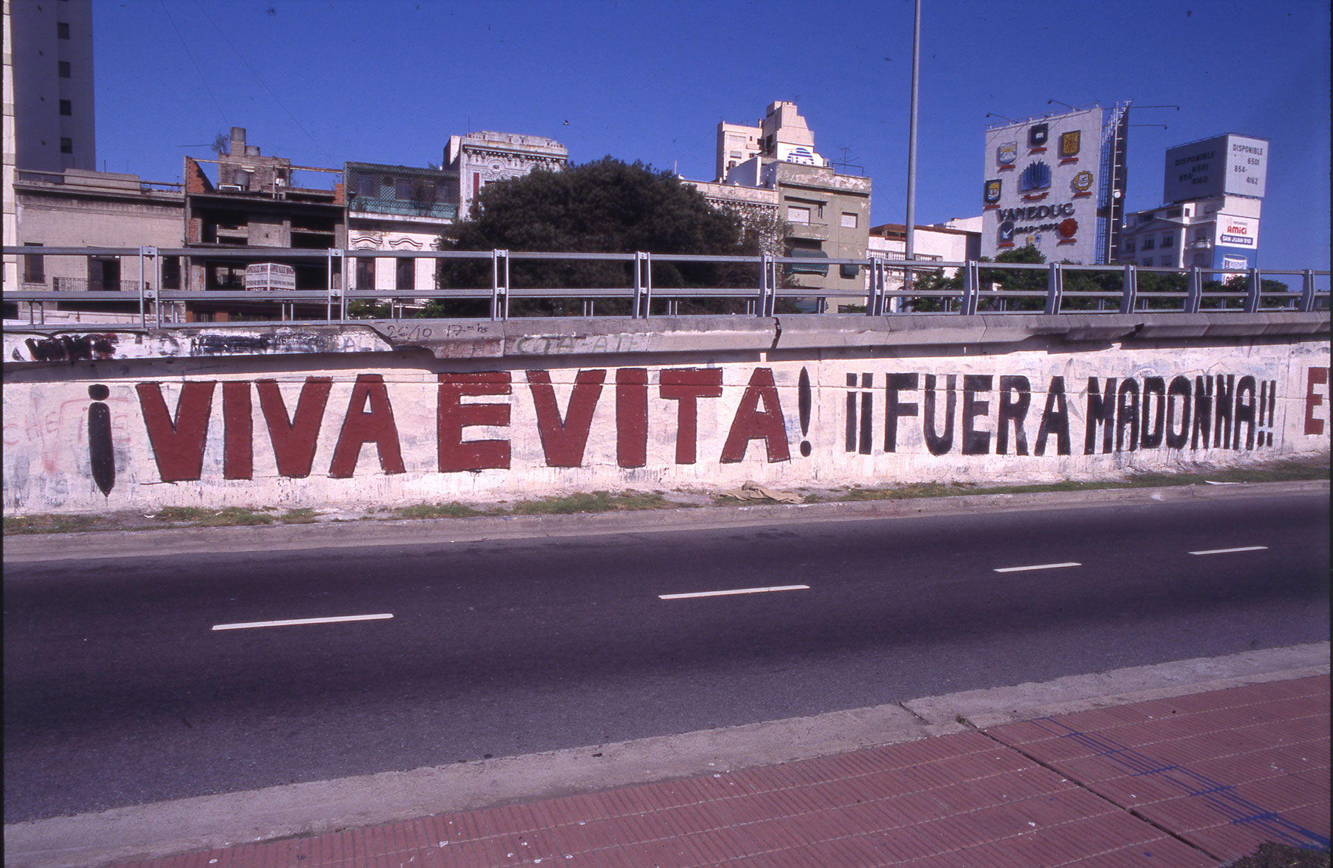 "Viva Evita. Afuera Madonna"