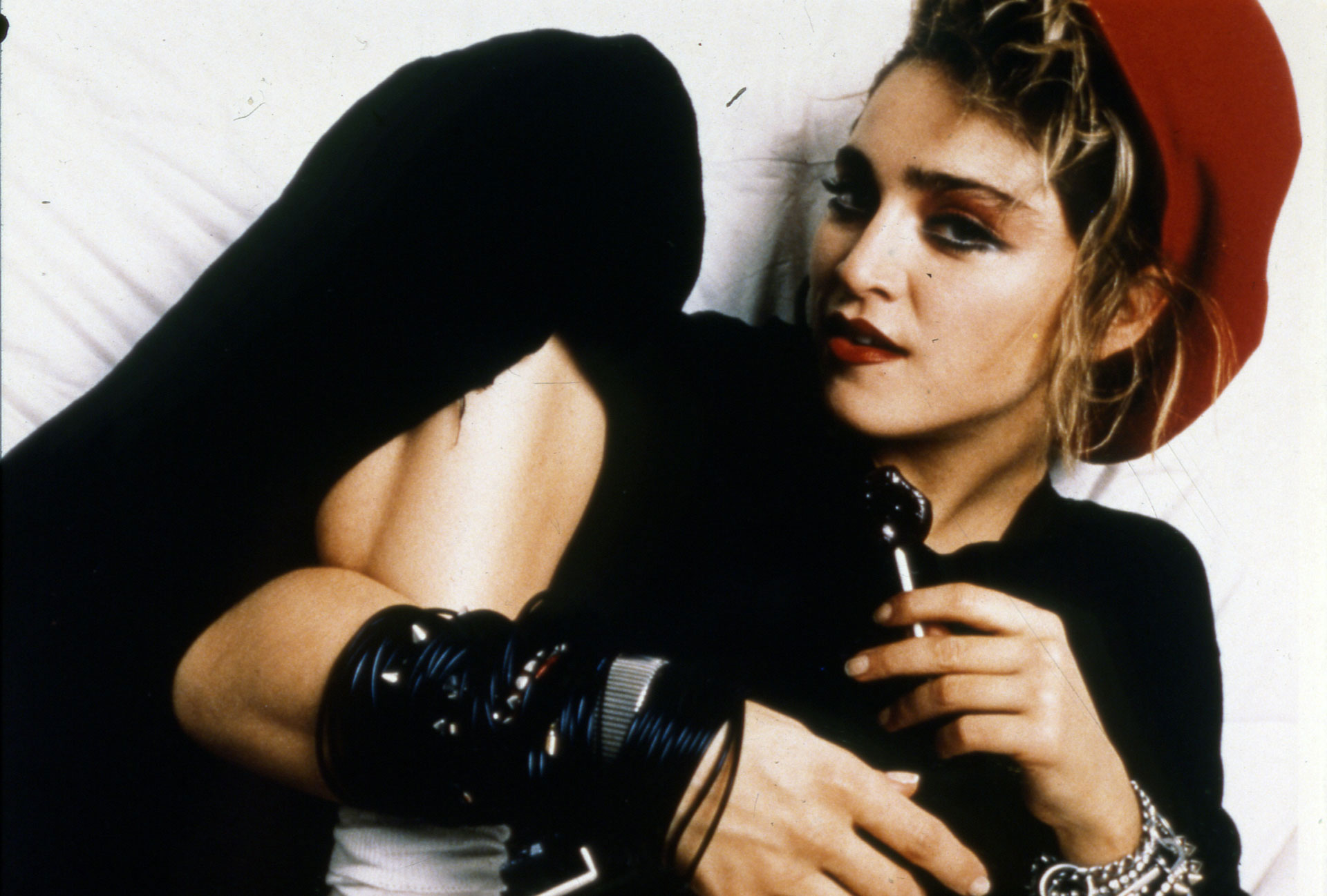 En la década del 80, Madonna ya era una estrella de la música que llamaba la atención con su look rebelde y transgresor. Madonna = icono de moda.