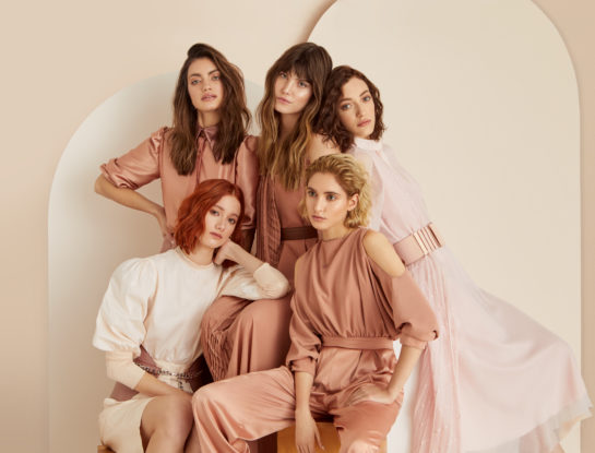 Los trucos definitivos para restaurar la salud capilar y que el frizz ya no sea un problema durante el invierno