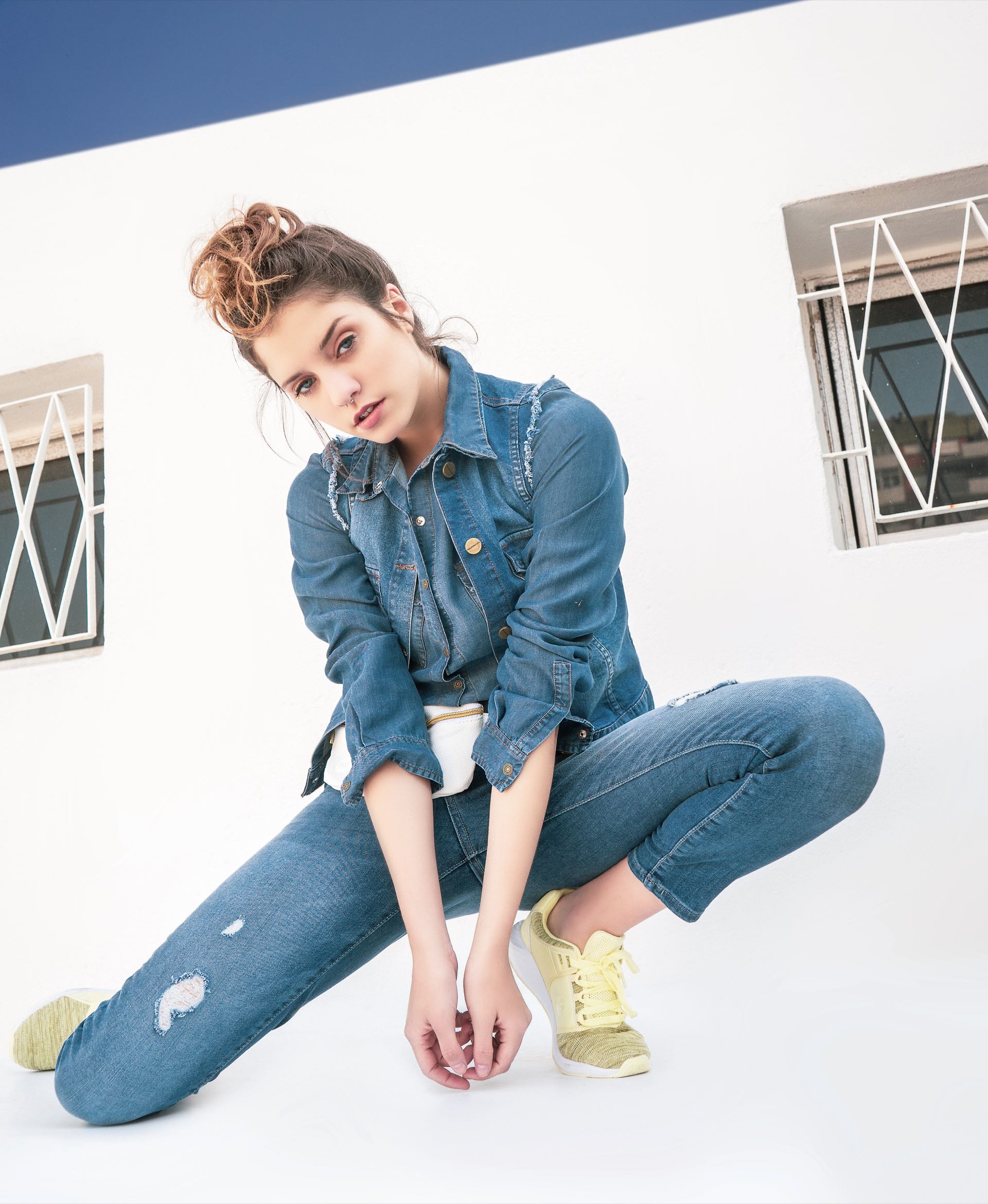 Chaleco desflecado ($ 990, Kevingston), camisa de jean (Riffle Jeans), jean con roturas ($ 2.290, Peuque), riñonera ($ 1.350, Mi Pac) y zapatillas de color con base de goma ($ 1.781, Kioshi). (Foto: Juan Jauregui/ Para Ti)