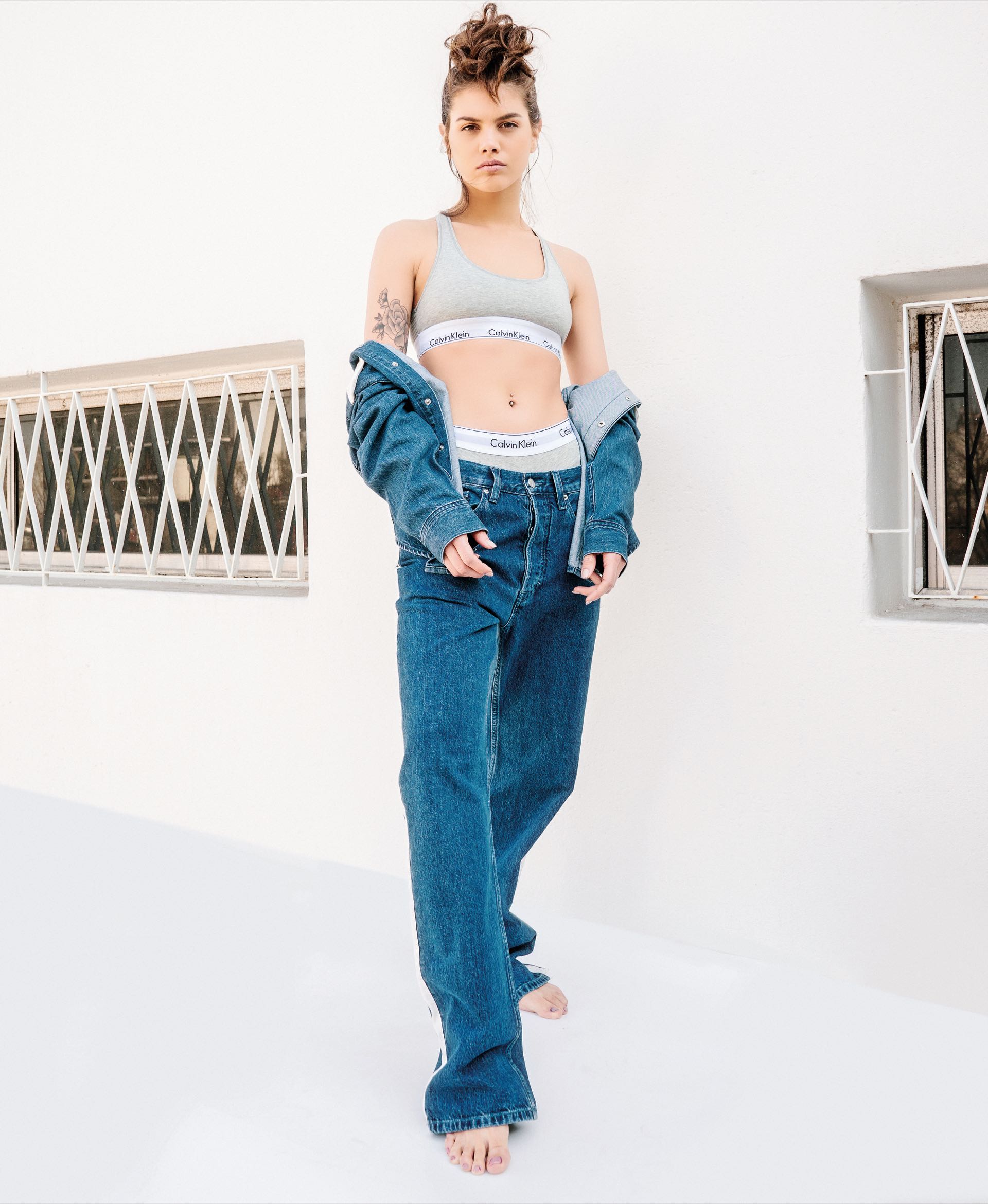 Camisa y jean con franja lateral y corpiño y bombacha de algodón con elástico (Calvin Klein). (Foto: Juan Jauregui/ Para Ti) 