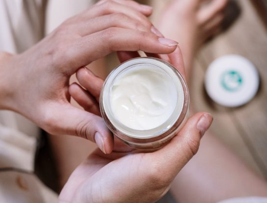 La clave para tener una piel hidratada, saludable y despedirte (para siempre) de las rutinas de skincare que no funcionan