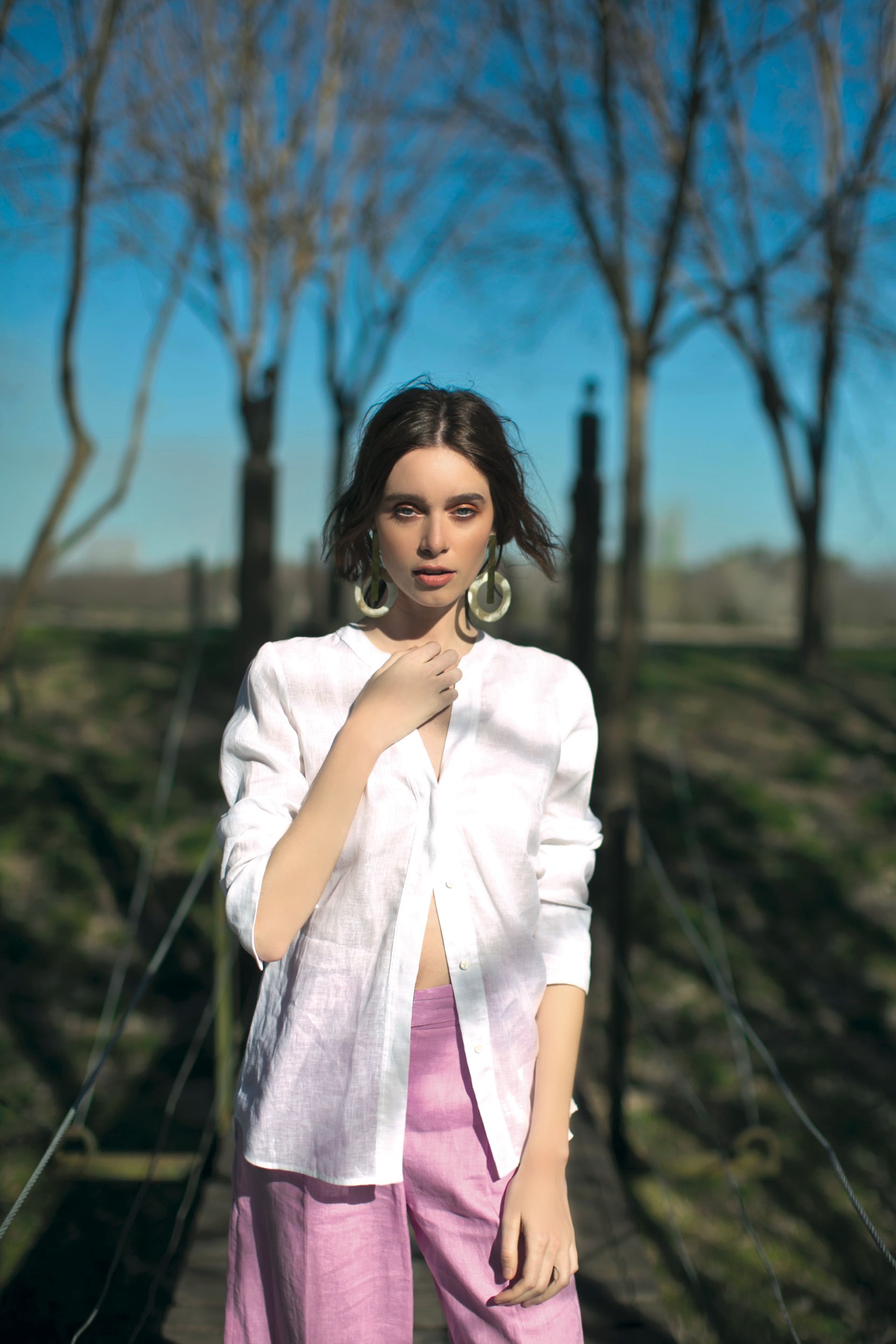 Camisa ($ 4.400, Carmela Achaval), pantalon midi ($ 3.990, Las Pepas) y aros ($ 1.200, Agnes Lenoble). 