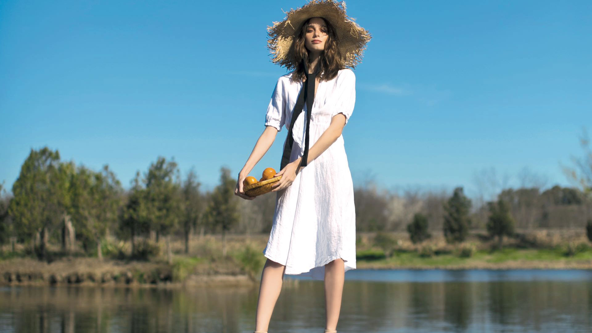 Vestido blanco ($ 2.900, Piccola), sombrero (Made in Chola) y sandalias ($ 7.200, Vitamina). 